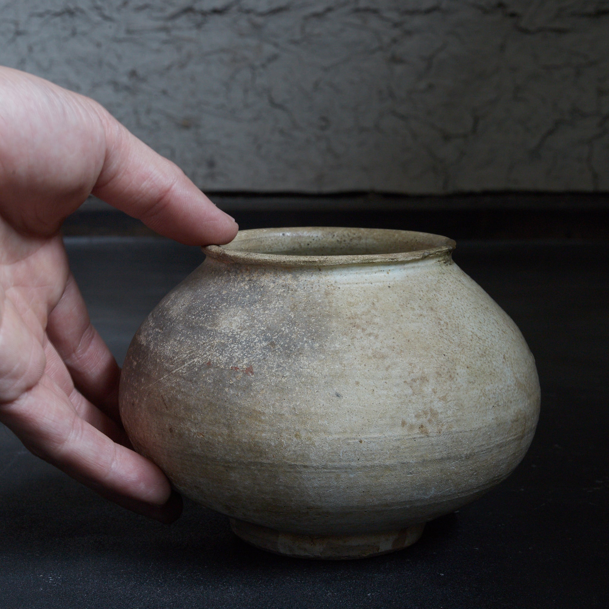 李朝 粉青粉引手丸壺（1392–1897CE）