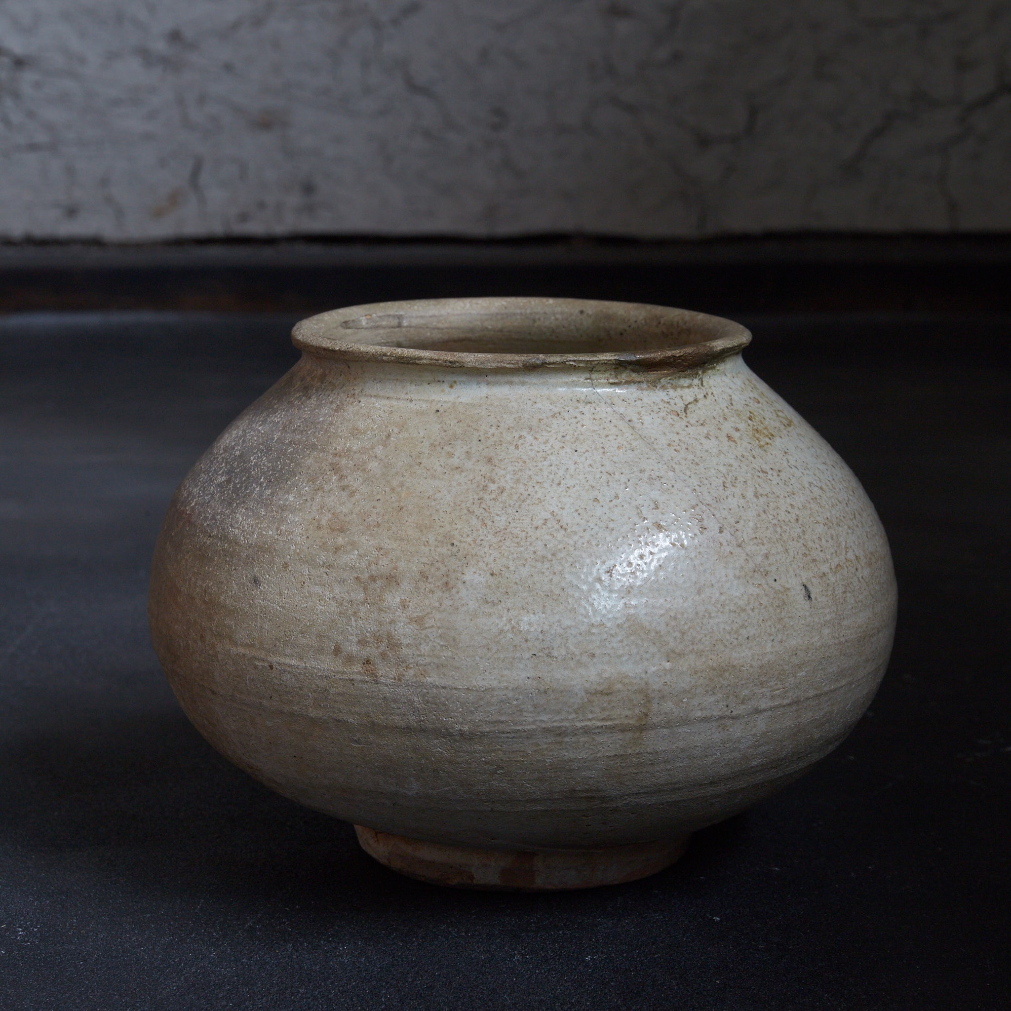 李朝 粉青粉引手丸壺（1392–1897CE）