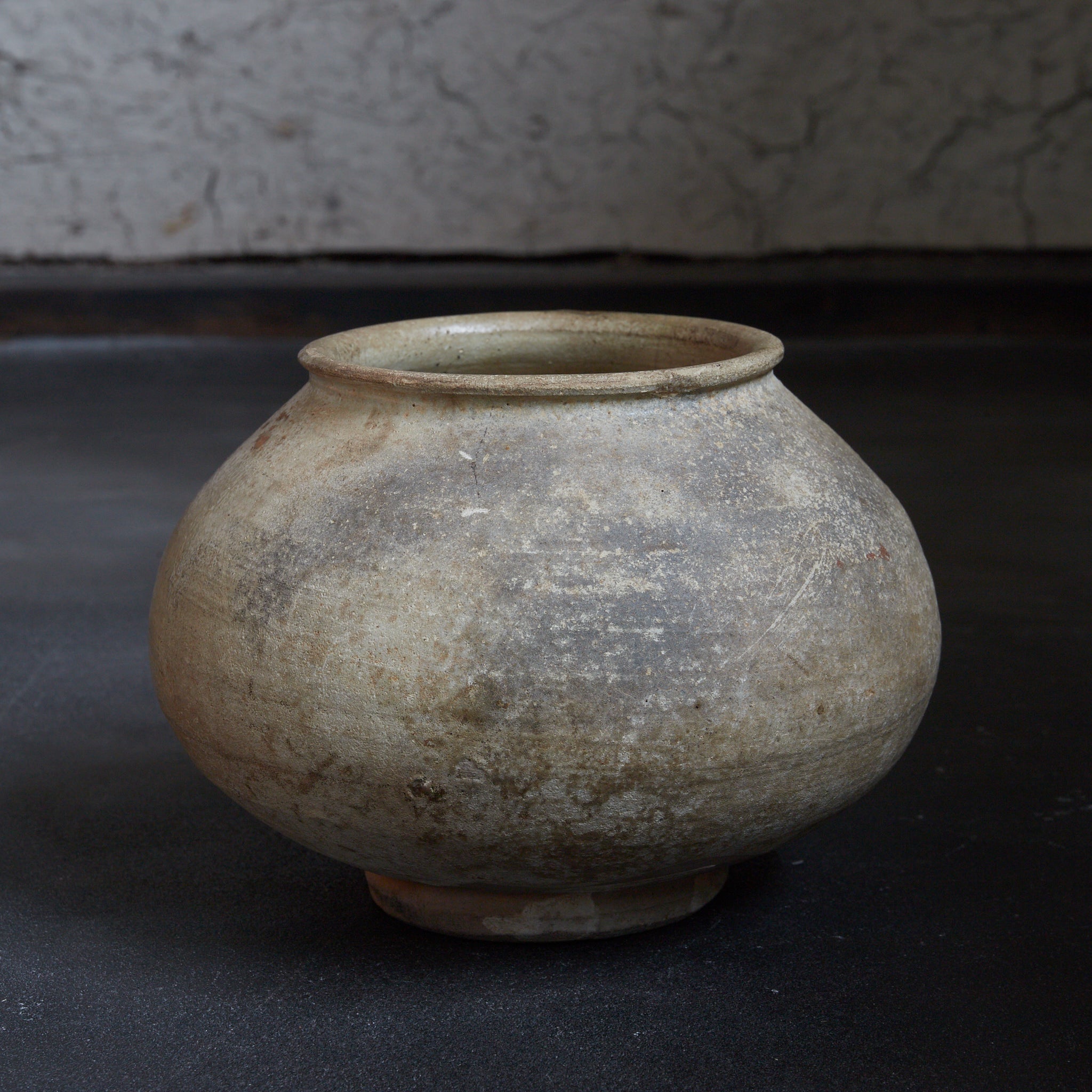 李朝 粉青粉引手丸壺（1392–1897CE）