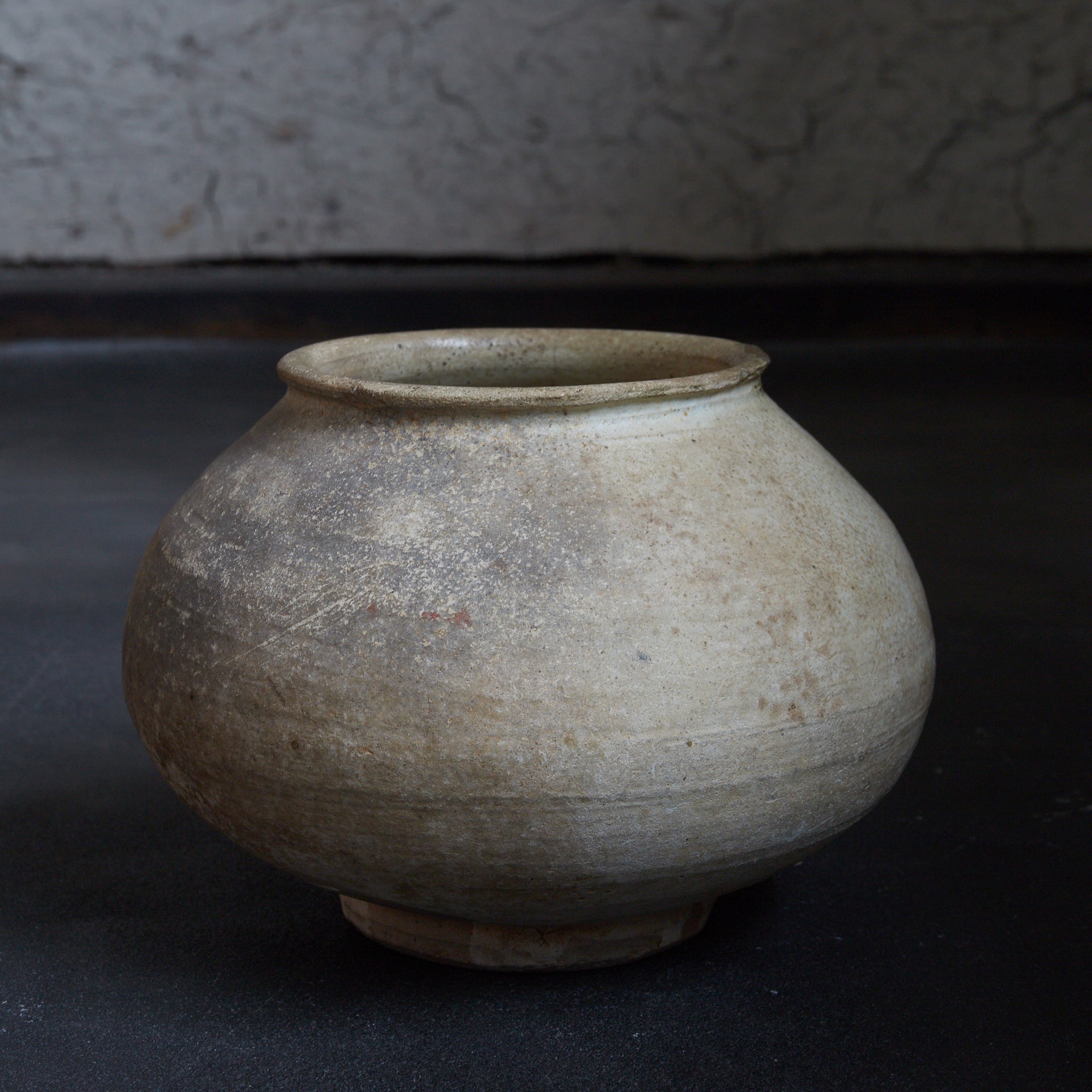 李朝 粉青粉引手丸壺（1392–1897CE）
