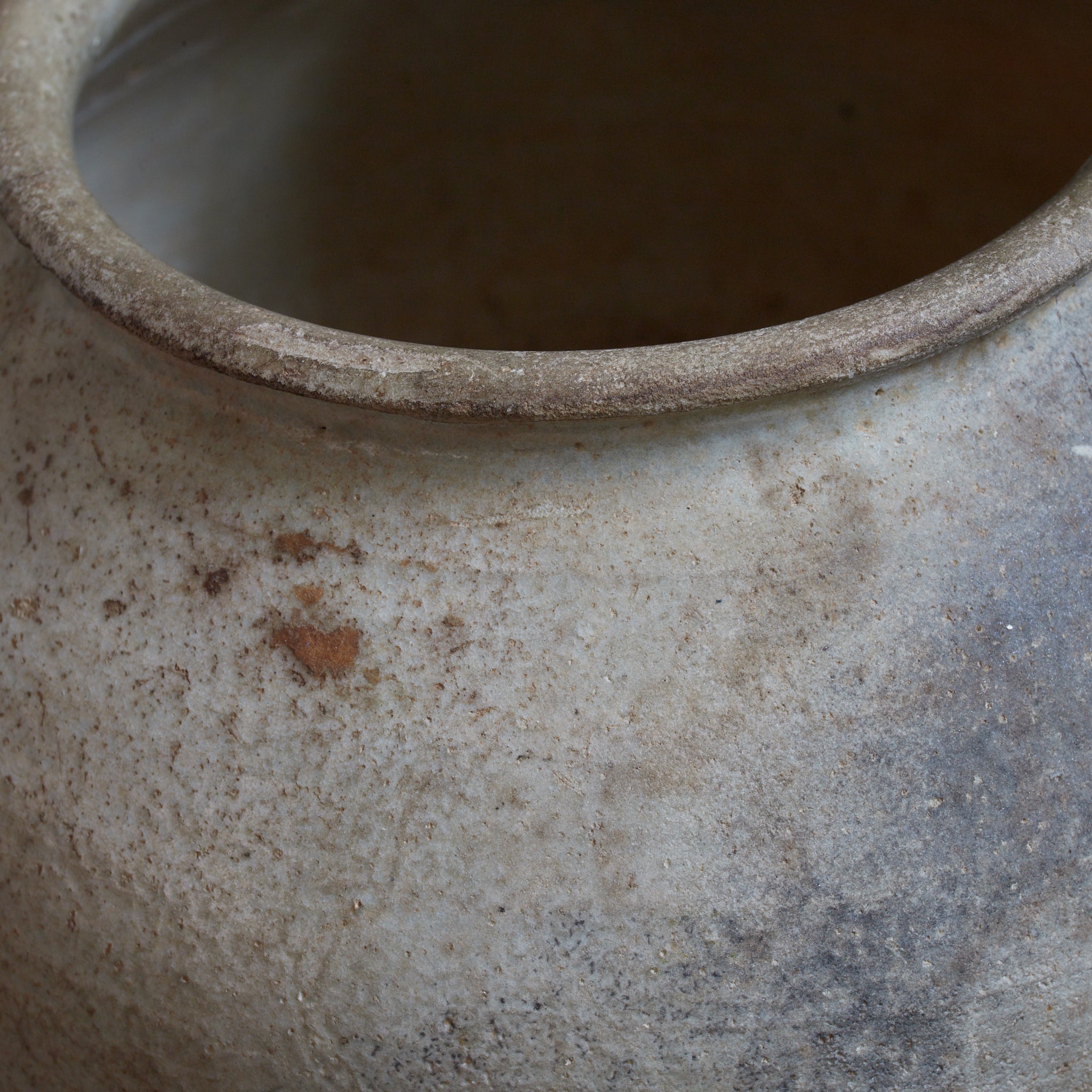 李朝 粉青粉引手丸壺（1392–1897CE）