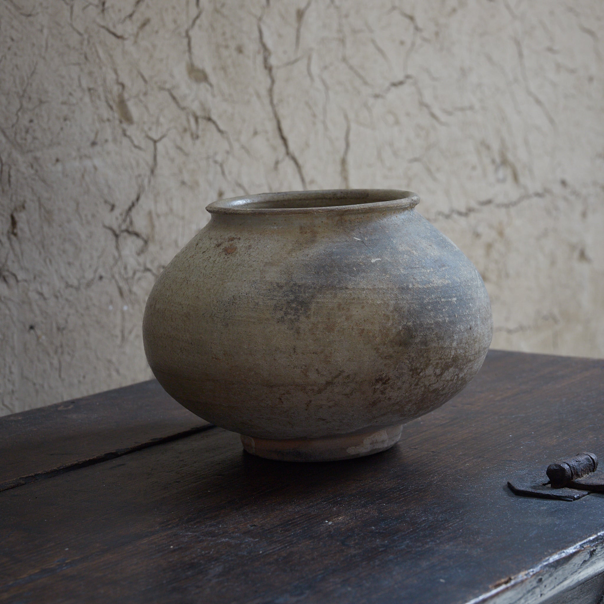 李朝 粉青粉引手丸壺（1392–1897CE）