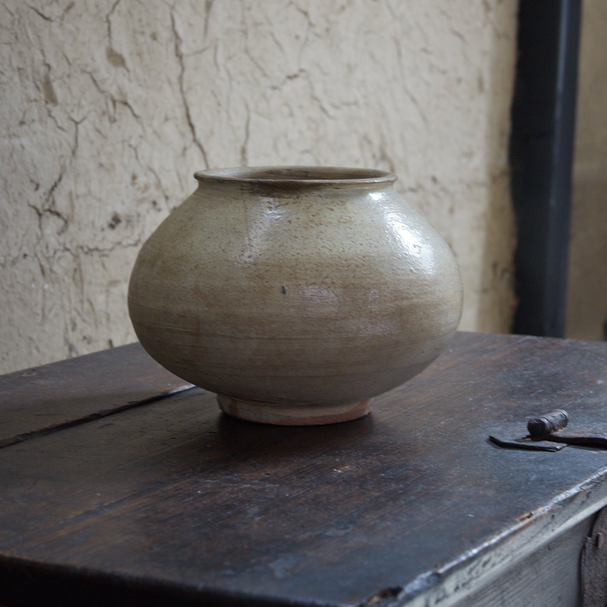 李朝 粉青粉引手丸壺（1392–1897CE）