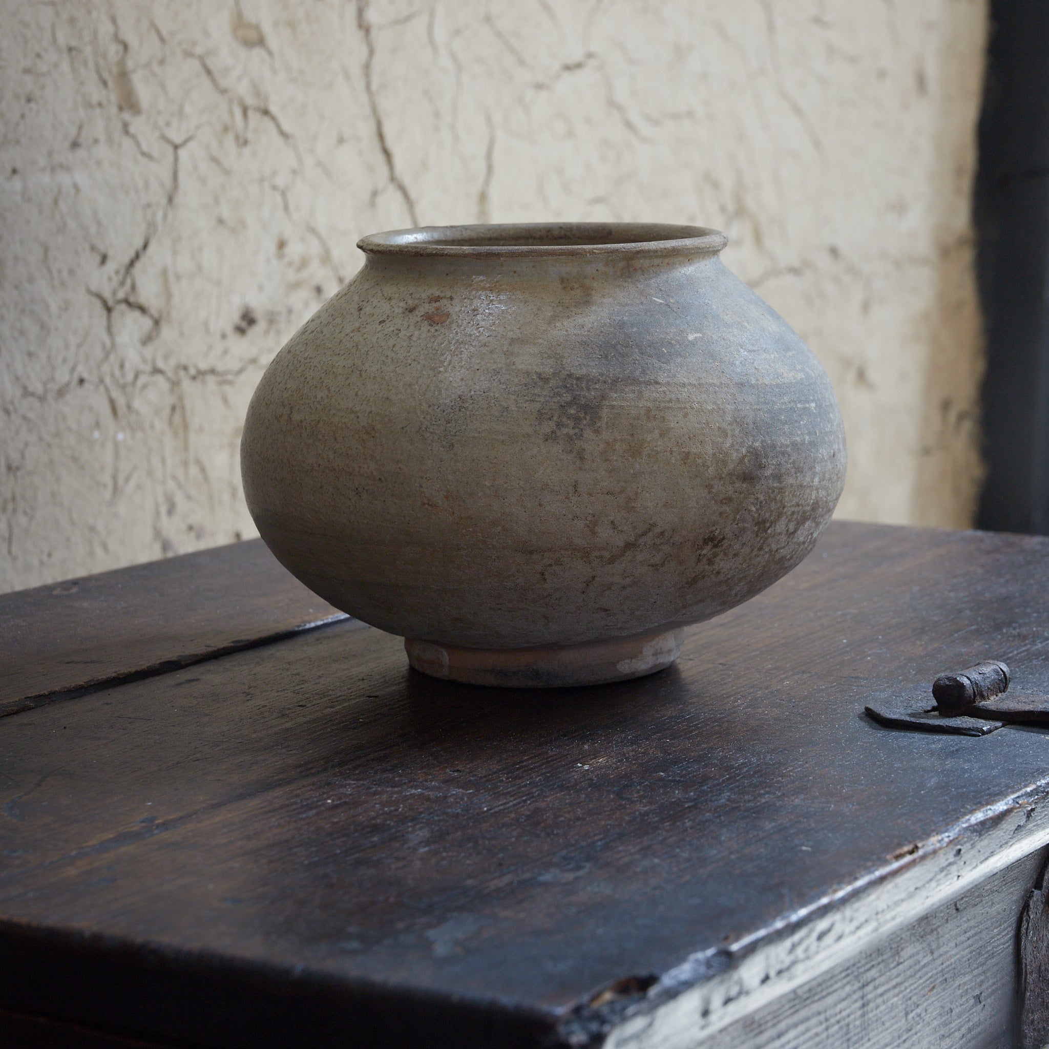 李朝 粉青粉引手丸壺（1392–1897CE）