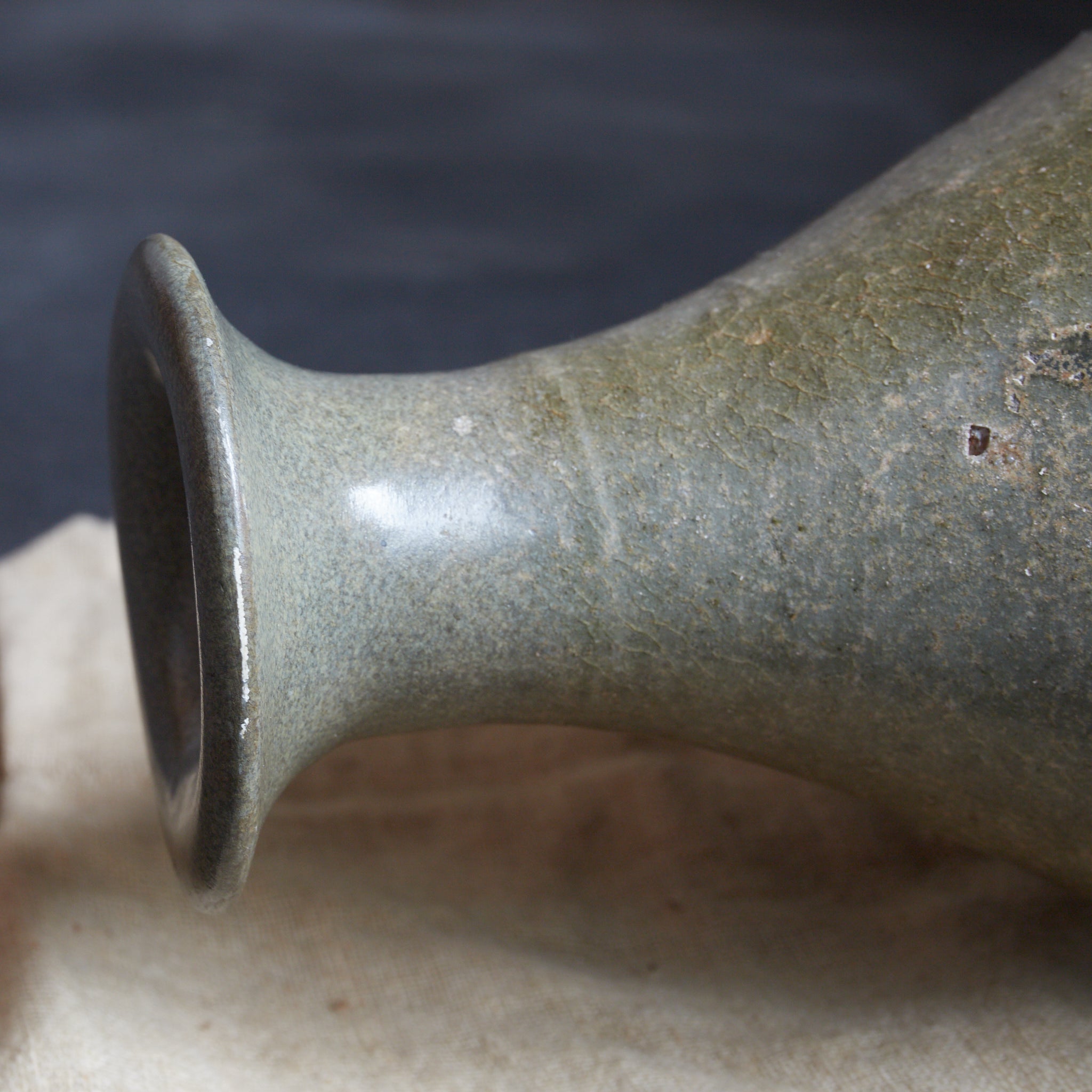 BOTTIGLIA, Smaltato a cenere, dipinta con ferro sottosmalto con motivo a erba, Dinastia Goryeo（918–1392 d.C.）