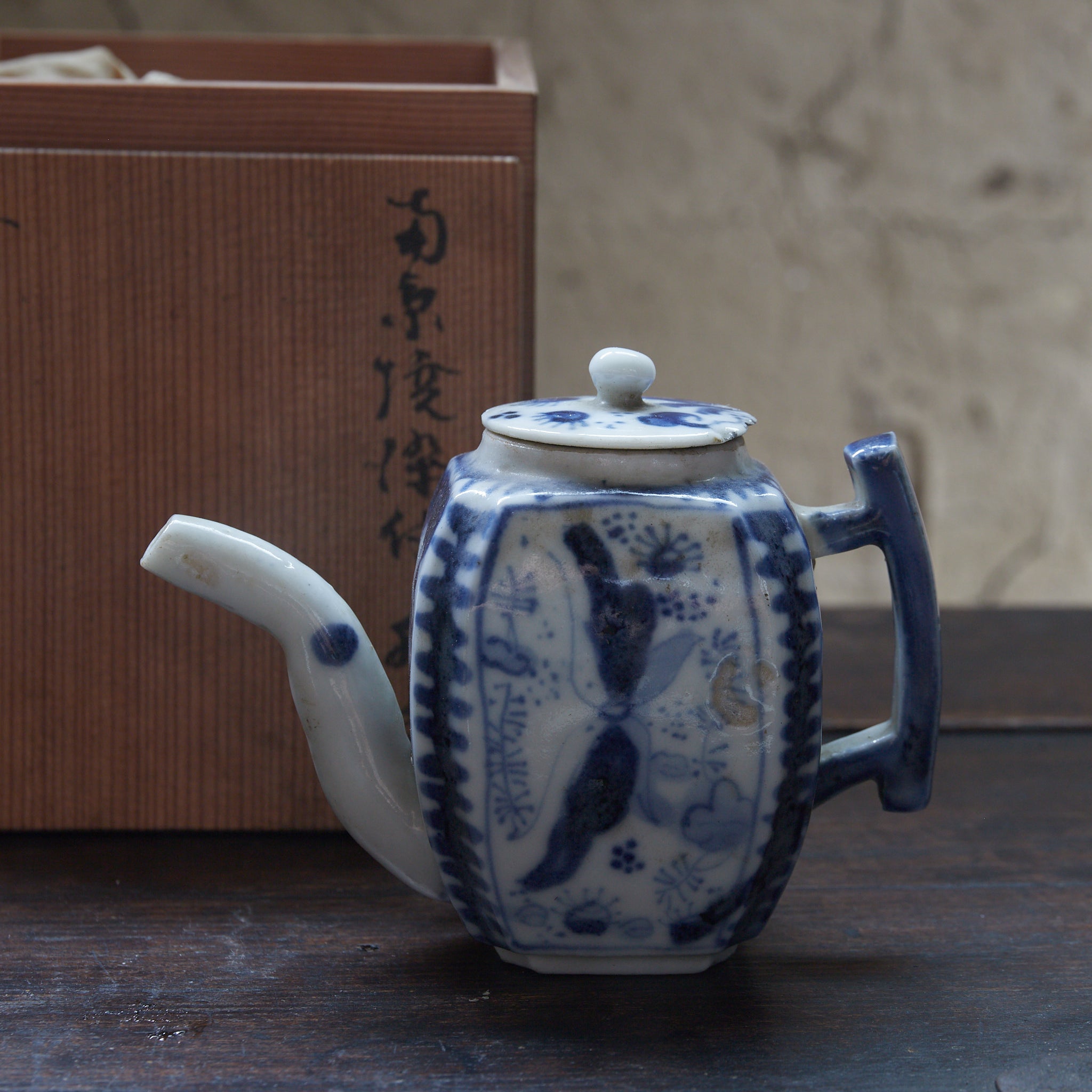 BROCCA A FORMA ESAGONALE PICCOLA, Antica Nanchino, con blu sotto vernice motivo a farfalla, Con scatola di legno, Dinastia Ming–Qing（1368–1911 d.C.）