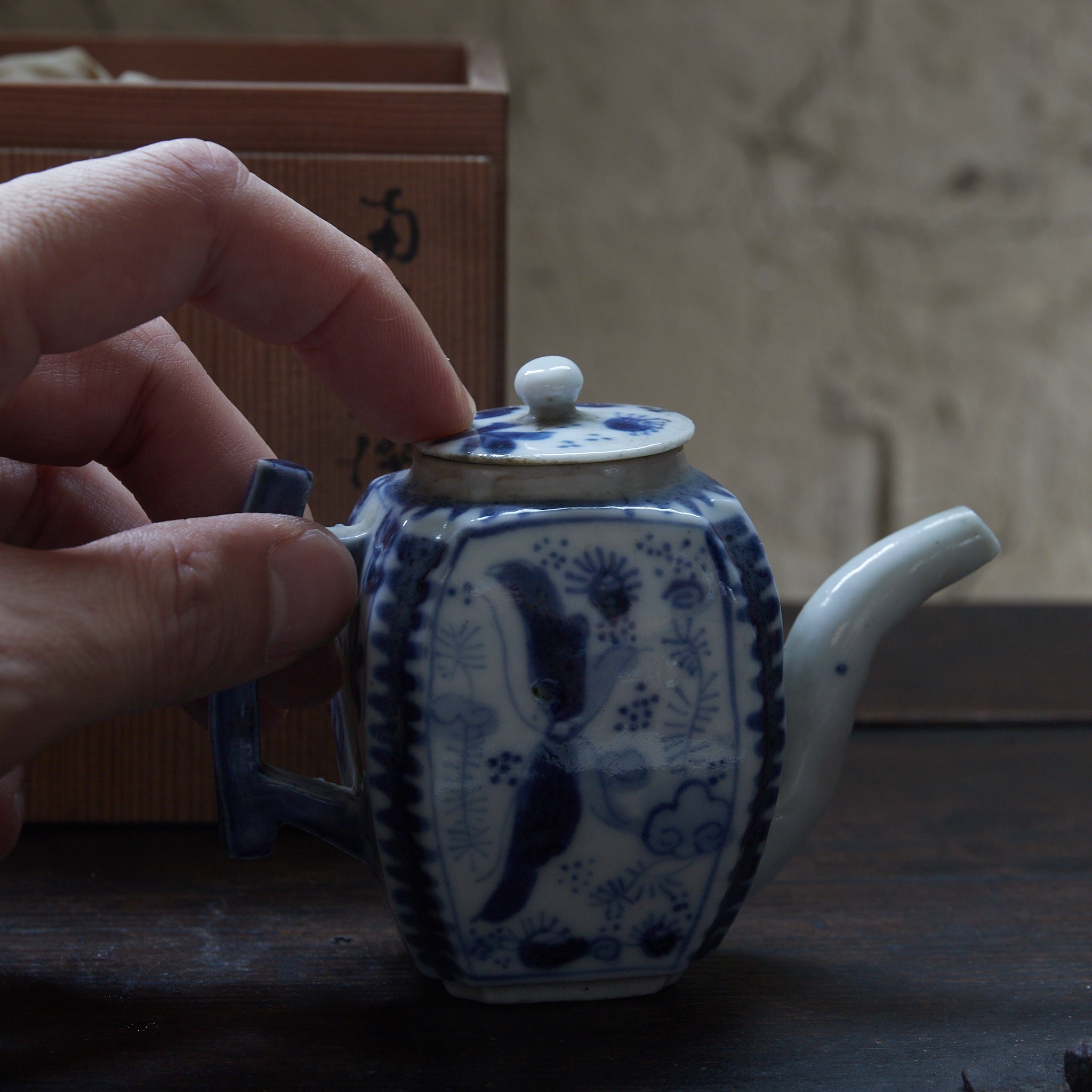 BROCCA A FORMA ESAGONALE PICCOLA, Antica Nanchino, con blu sotto vernice motivo a farfalla, Con scatola di legno, Dinastia Ming–Qing（1368–1911 d.C.）