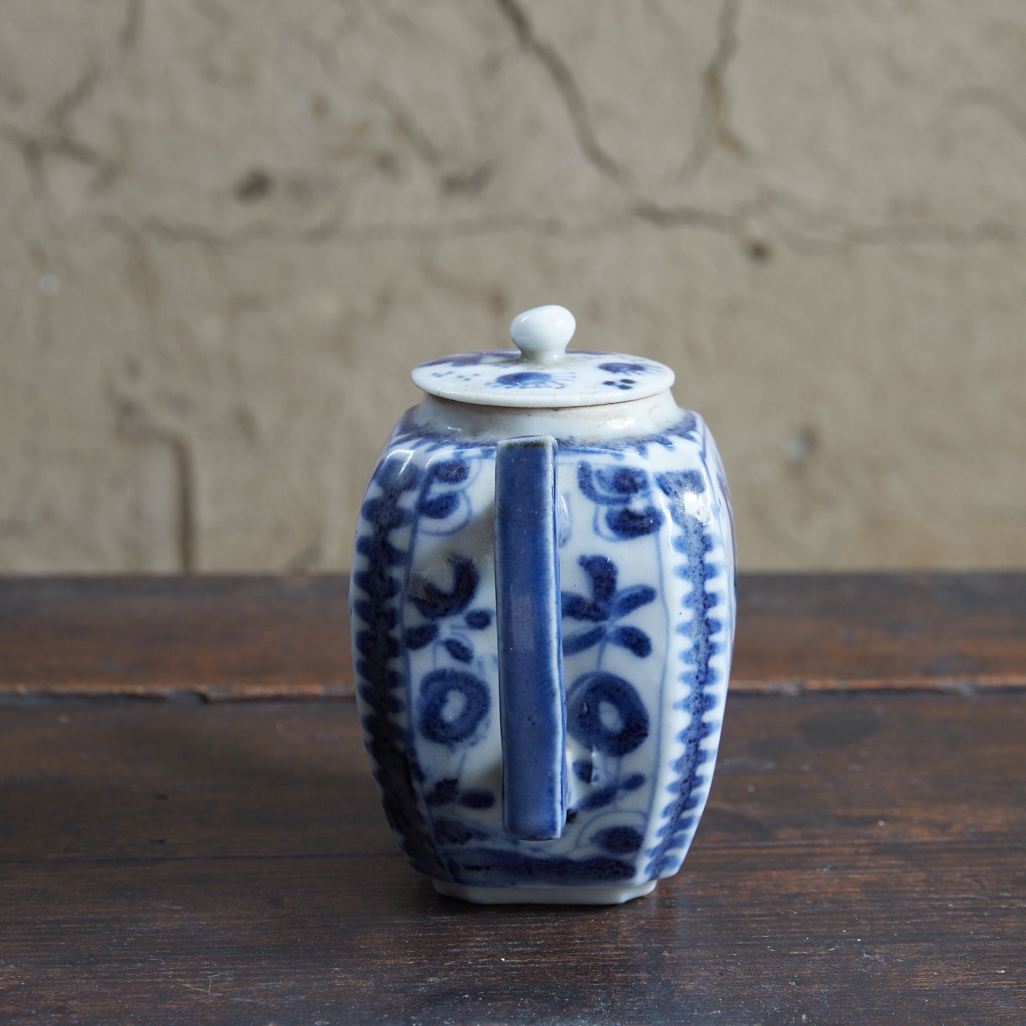 BROCCA A FORMA ESAGONALE PICCOLA, Antica Nanchino, con blu sotto vernice motivo a farfalla, Con scatola di legno, Dinastia Ming–Qing（1368–1911 d.C.）