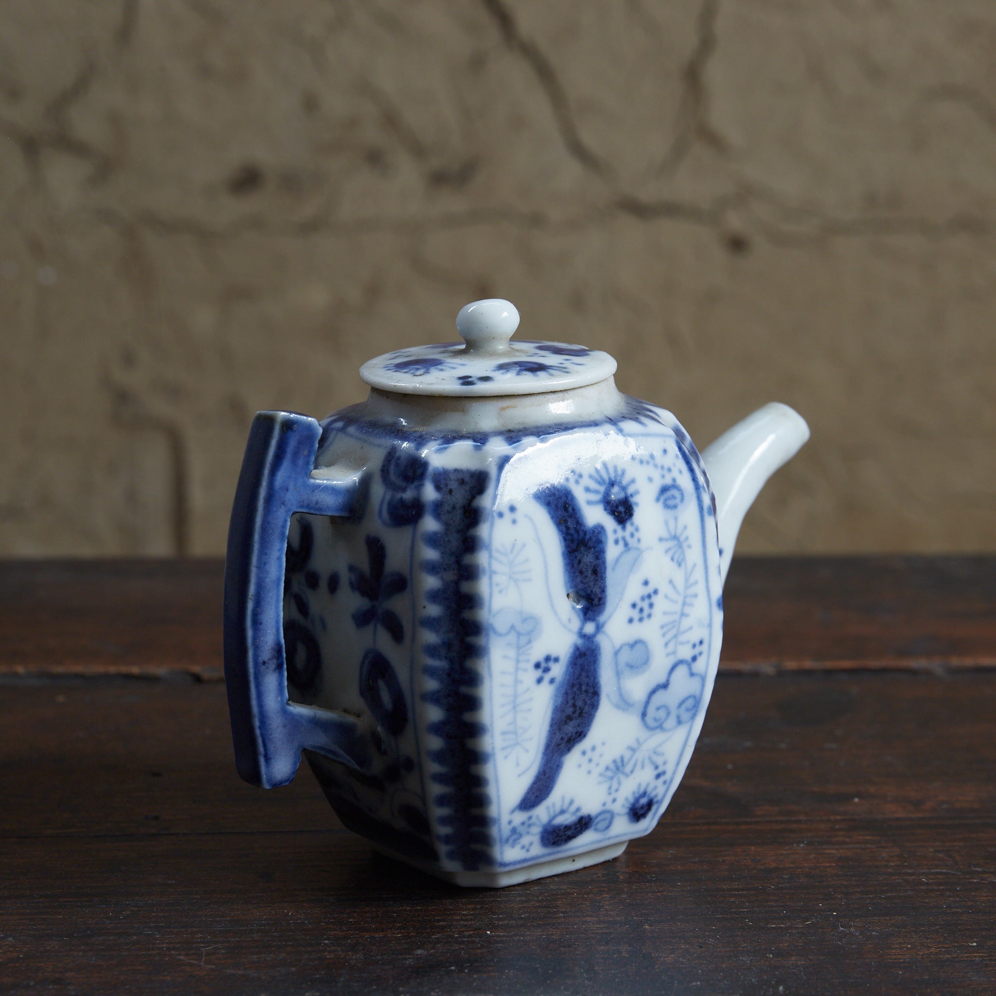 BROCCA A FORMA ESAGONALE PICCOLA, Antica Nanchino, con blu sotto vernice motivo a farfalla, Con scatola di legno, Dinastia Ming–Qing（1368–1911 d.C.）