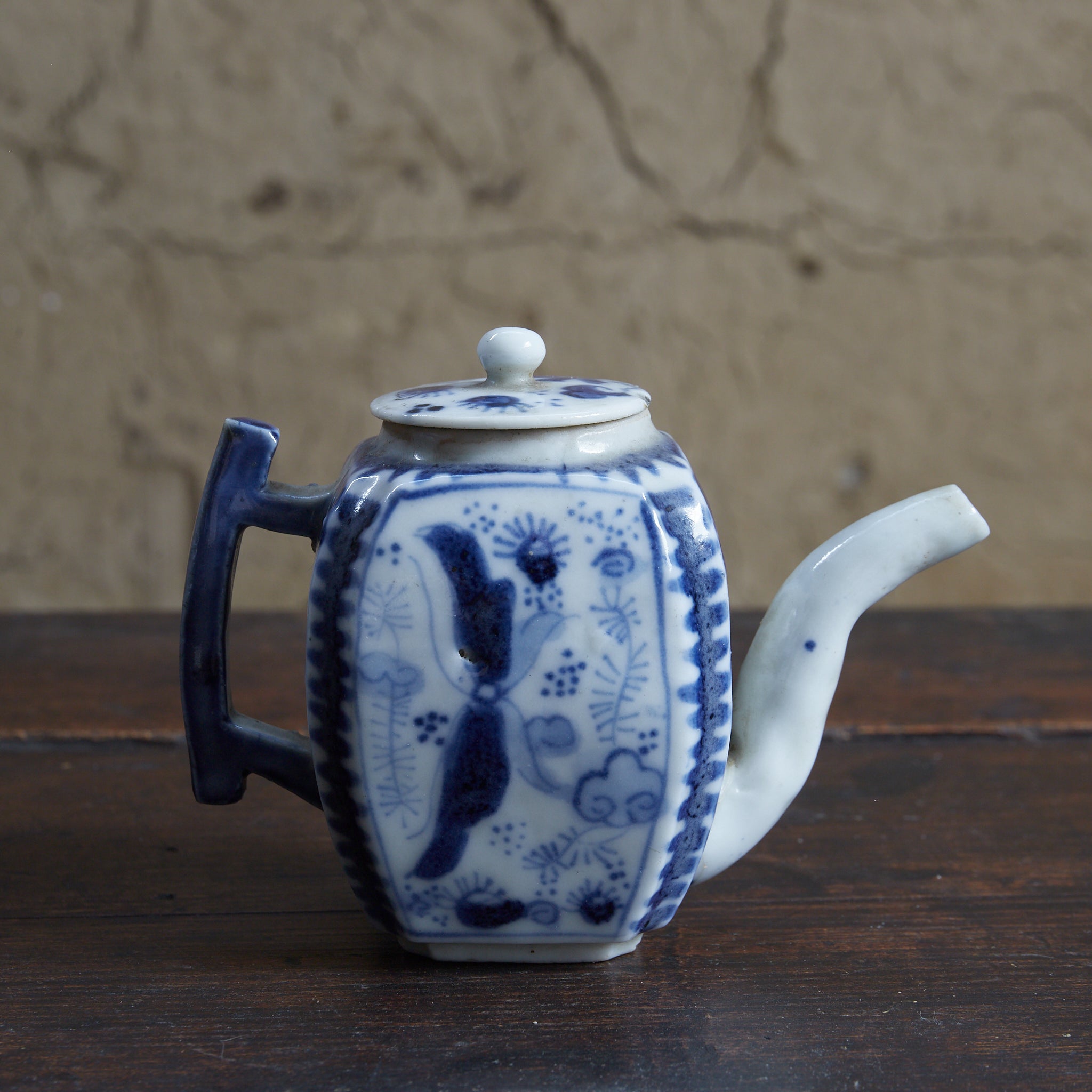 BROCCA A FORMA ESAGONALE PICCOLA, Antica Nanchino, con blu sotto vernice motivo a farfalla, Con scatola di legno, Dinastia Ming–Qing（1368–1911 d.C.）