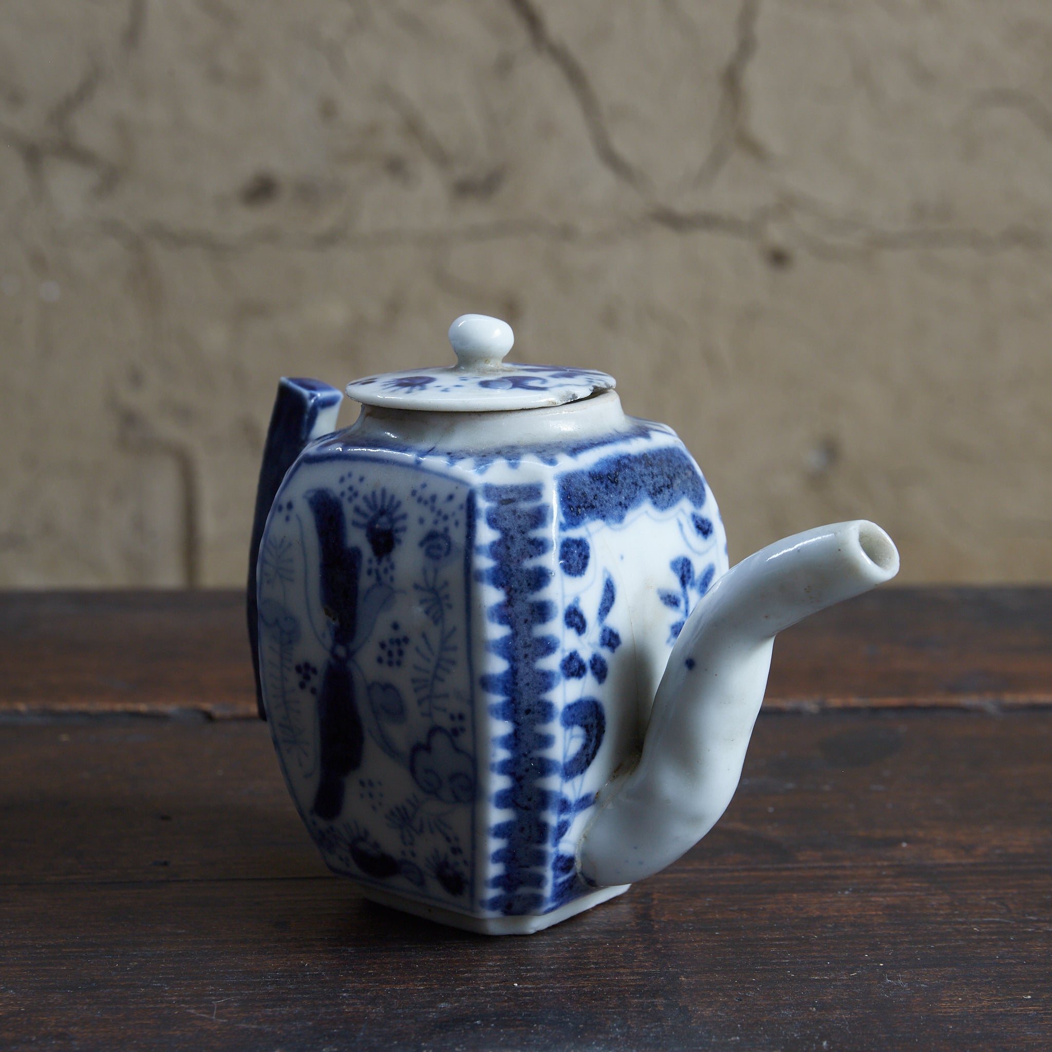 BROCCA A FORMA ESAGONALE PICCOLA, Antica Nanchino, con blu sotto vernice motivo a farfalla, Con scatola di legno, Dinastia Ming–Qing（1368–1911 d.C.）