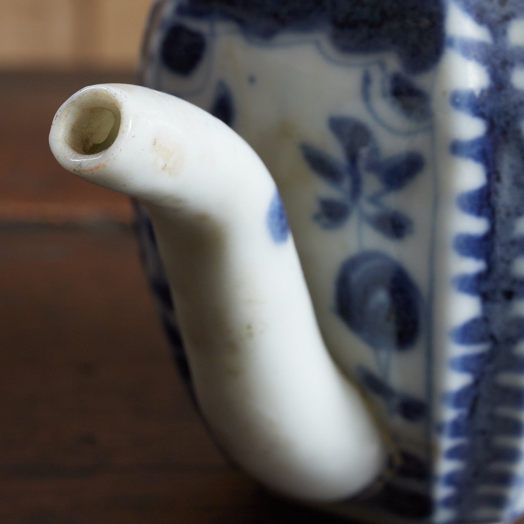 BROCCA A FORMA ESAGONALE PICCOLA, Antica Nanchino, con blu sotto vernice motivo a farfalla, Con scatola di legno, Dinastia Ming–Qing（1368–1911 d.C.）