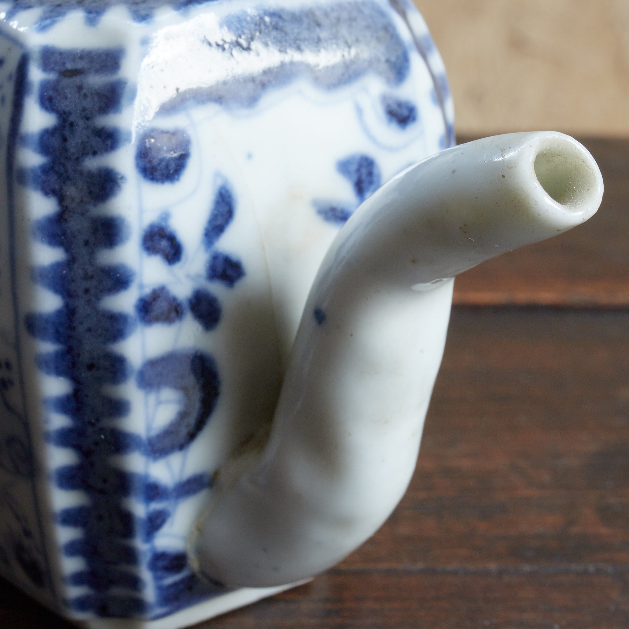 BROCCA A FORMA ESAGONALE PICCOLA, Antica Nanchino, con blu sotto vernice motivo a farfalla, Con scatola di legno, Dinastia Ming–Qing（1368–1911 d.C.）