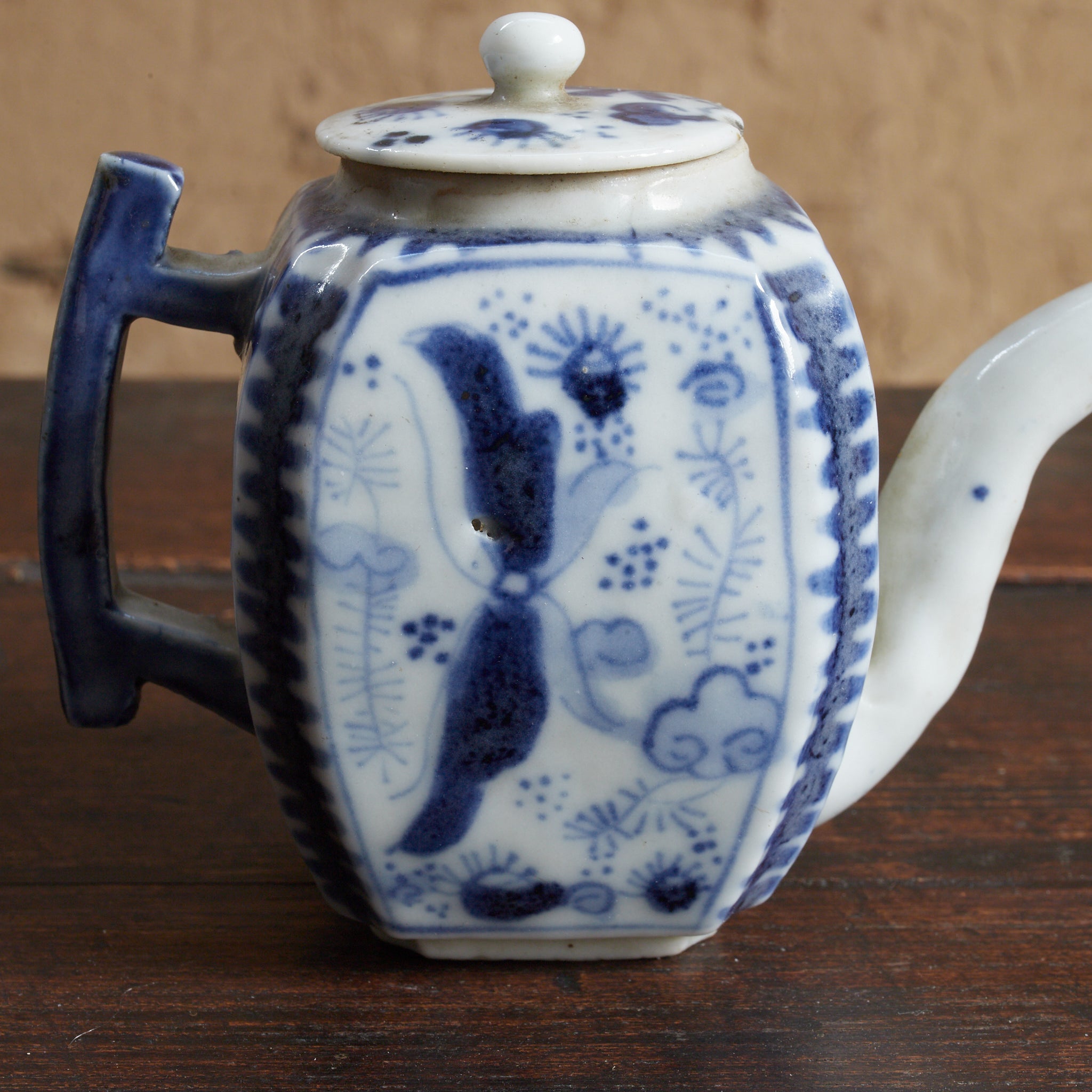 BROCCA A FORMA ESAGONALE PICCOLA, Antica Nanchino, con blu sotto vernice motivo a farfalla, Con scatola di legno, Dinastia Ming–Qing（1368–1911 d.C.）