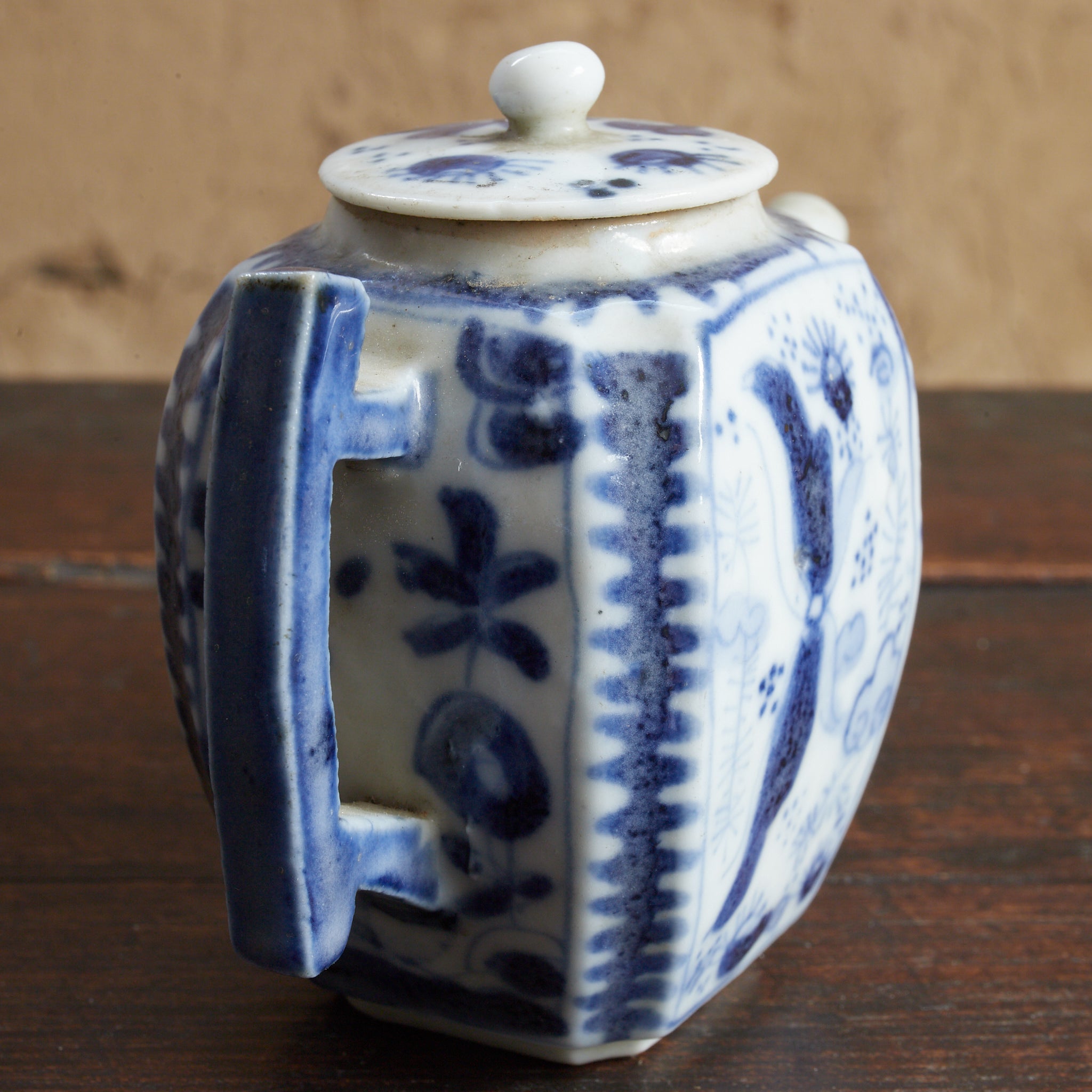 BROCCA A FORMA ESAGONALE PICCOLA, Antica Nanchino, con blu sotto vernice motivo a farfalla, Con scatola di legno, Dinastia Ming–Qing（1368–1911 d.C.）