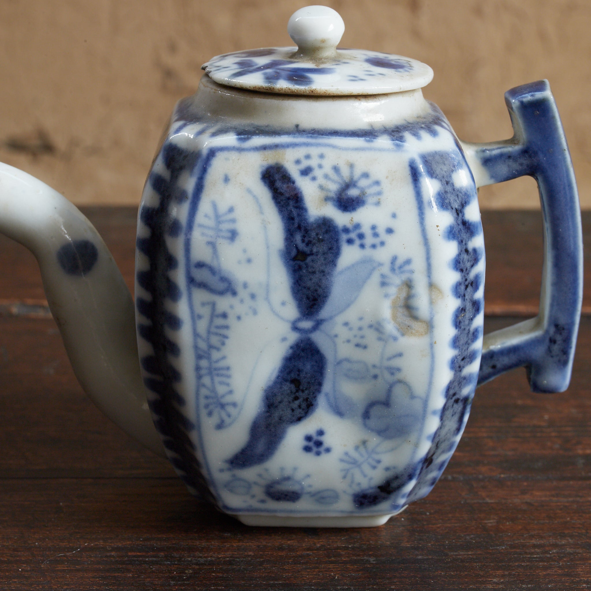 BROCCA A FORMA ESAGONALE PICCOLA, Antica Nanchino, con blu sotto vernice motivo a farfalla, Con scatola di legno, Dinastia Ming–Qing（1368–1911 d.C.）