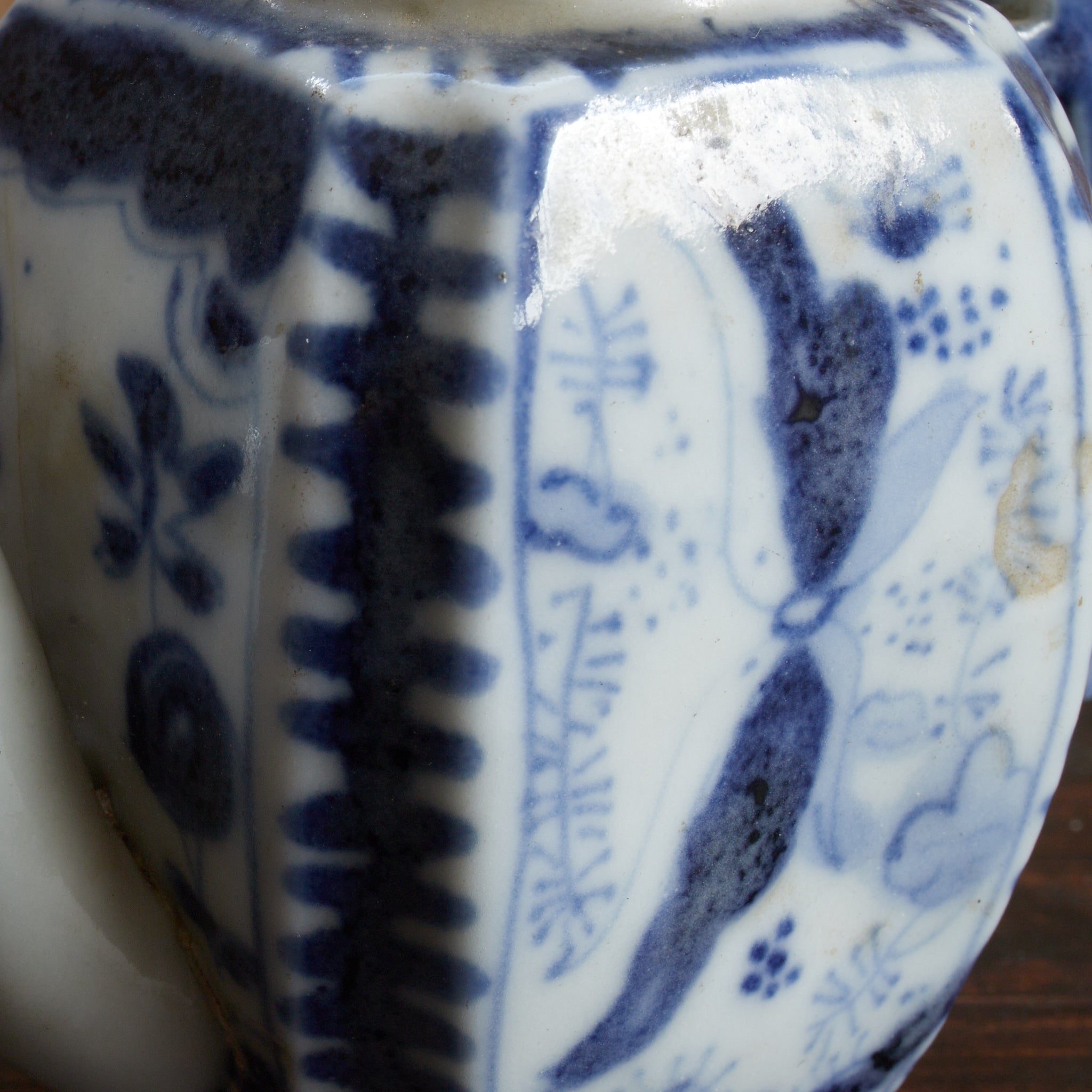 BROCCA A FORMA ESAGONALE PICCOLA, Antica Nanchino, con blu sotto vernice motivo a farfalla, Con scatola di legno, Dinastia Ming–Qing（1368–1911 d.C.）