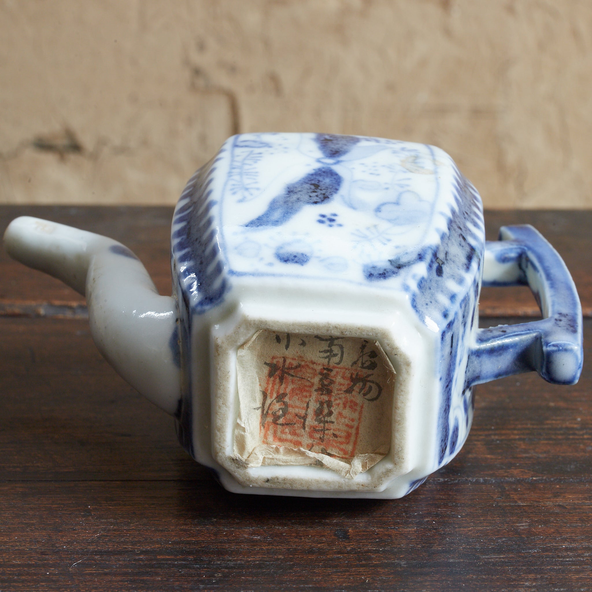 BROCCA A FORMA ESAGONALE PICCOLA, Antica Nanchino, con blu sotto vernice motivo a farfalla, Con scatola di legno, Dinastia Ming–Qing（1368–1911 d.C.）