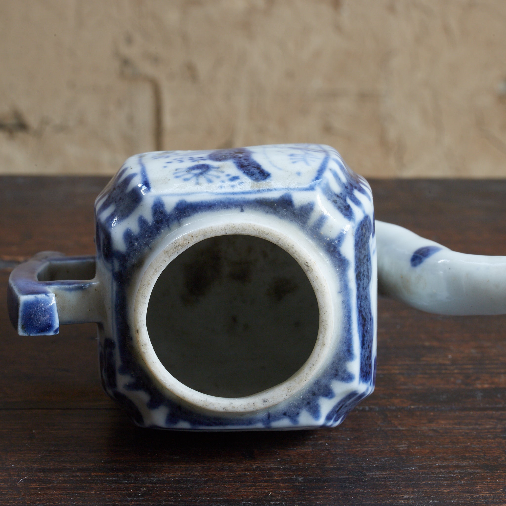 BROCCA A FORMA ESAGONALE PICCOLA, Antica Nanchino, con blu sotto vernice motivo a farfalla, Con scatola di legno, Dinastia Ming–Qing（1368–1911 d.C.）