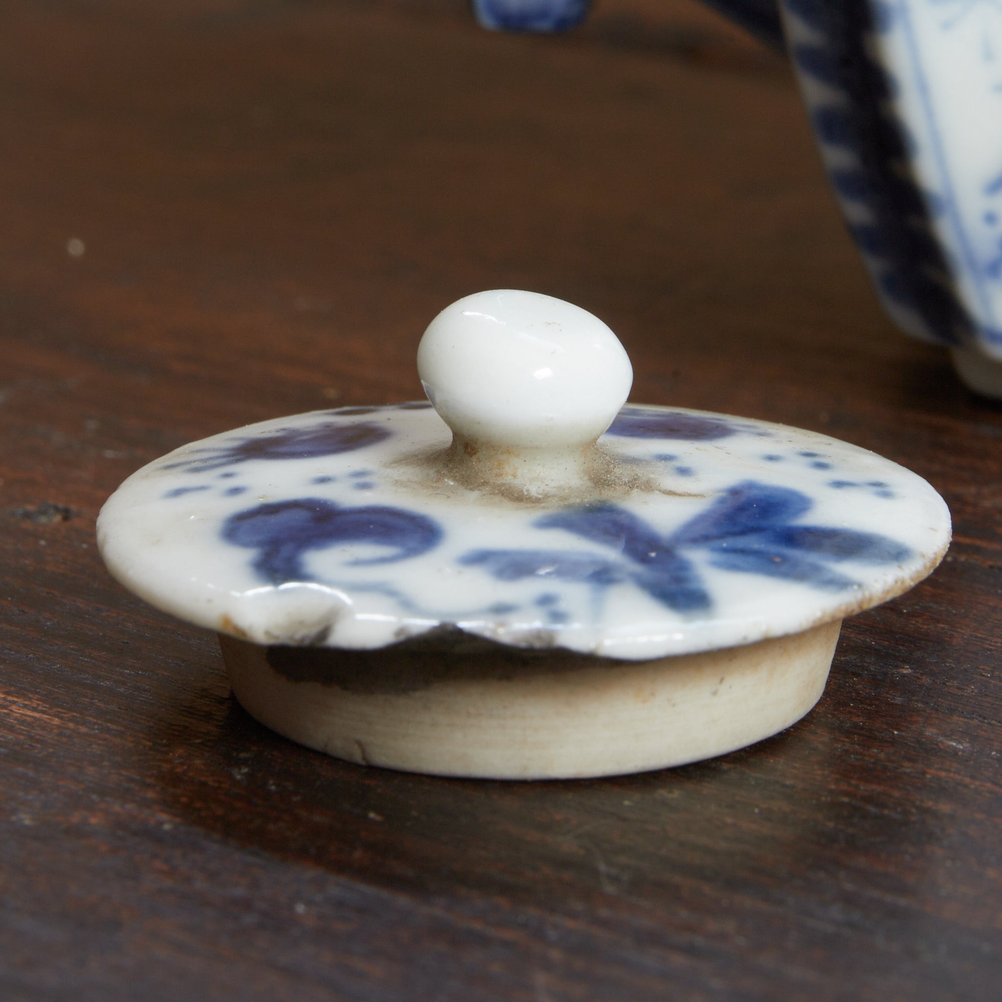 BROCCA A FORMA ESAGONALE PICCOLA, Antica Nanchino, con blu sotto vernice motivo a farfalla, Con scatola di legno, Dinastia Ming–Qing（1368–1911 d.C.）