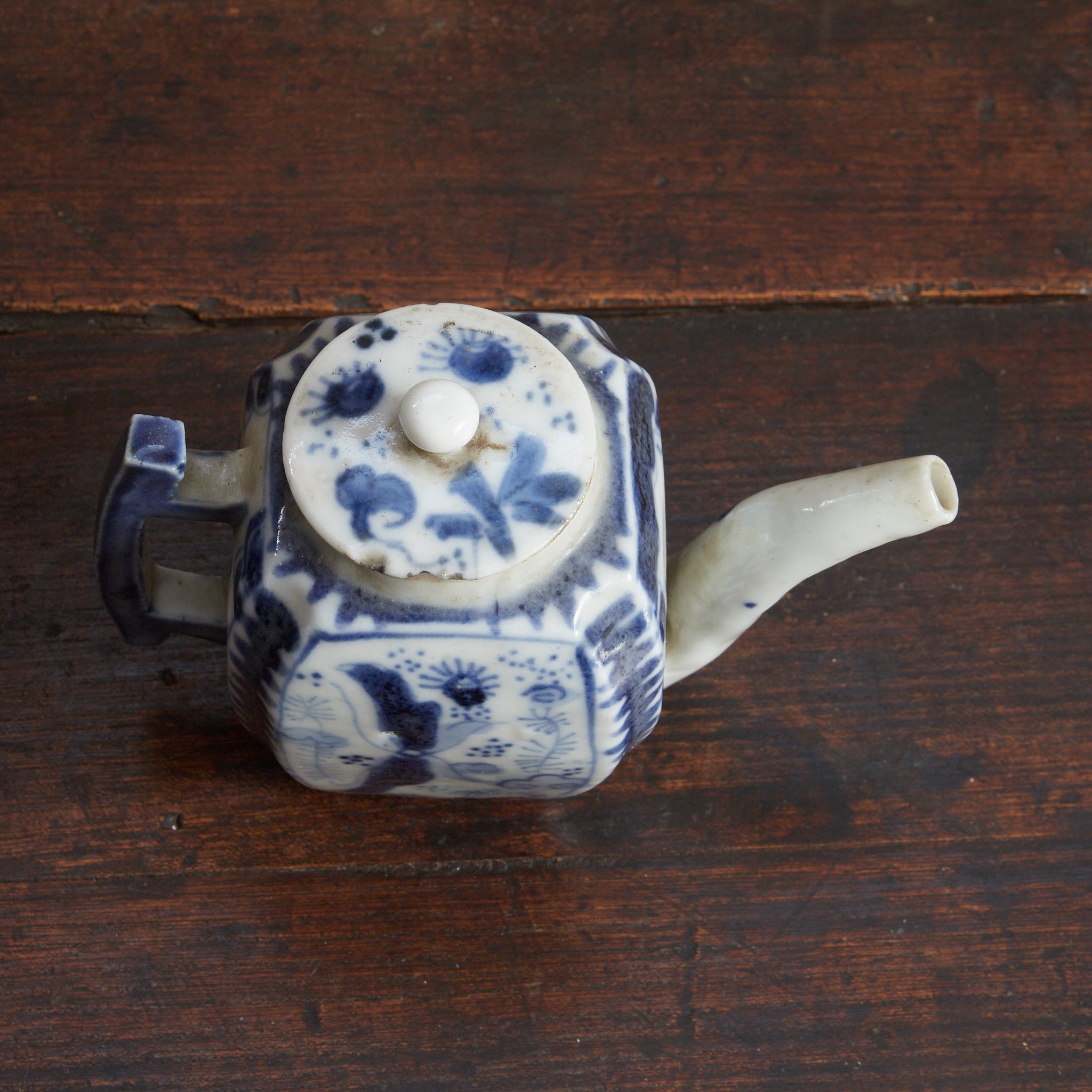 BROCCA A FORMA ESAGONALE PICCOLA, Antica Nanchino, con blu sotto vernice motivo a farfalla, Con scatola di legno, Dinastia Ming–Qing（1368–1911 d.C.）