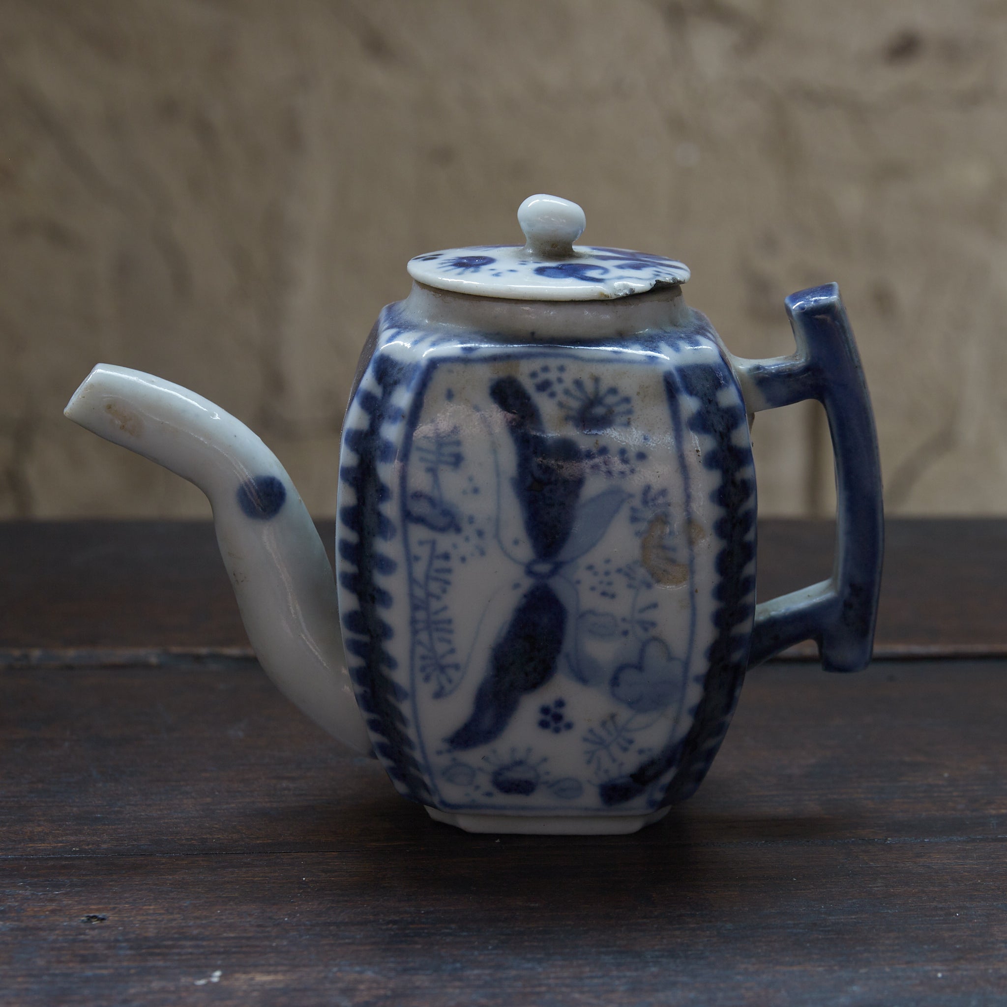 BROCCA A FORMA ESAGONALE PICCOLA, Antica Nanchino, con blu sotto vernice motivo a farfalla, Con scatola di legno, Dinastia Ming–Qing（1368–1911 d.C.）