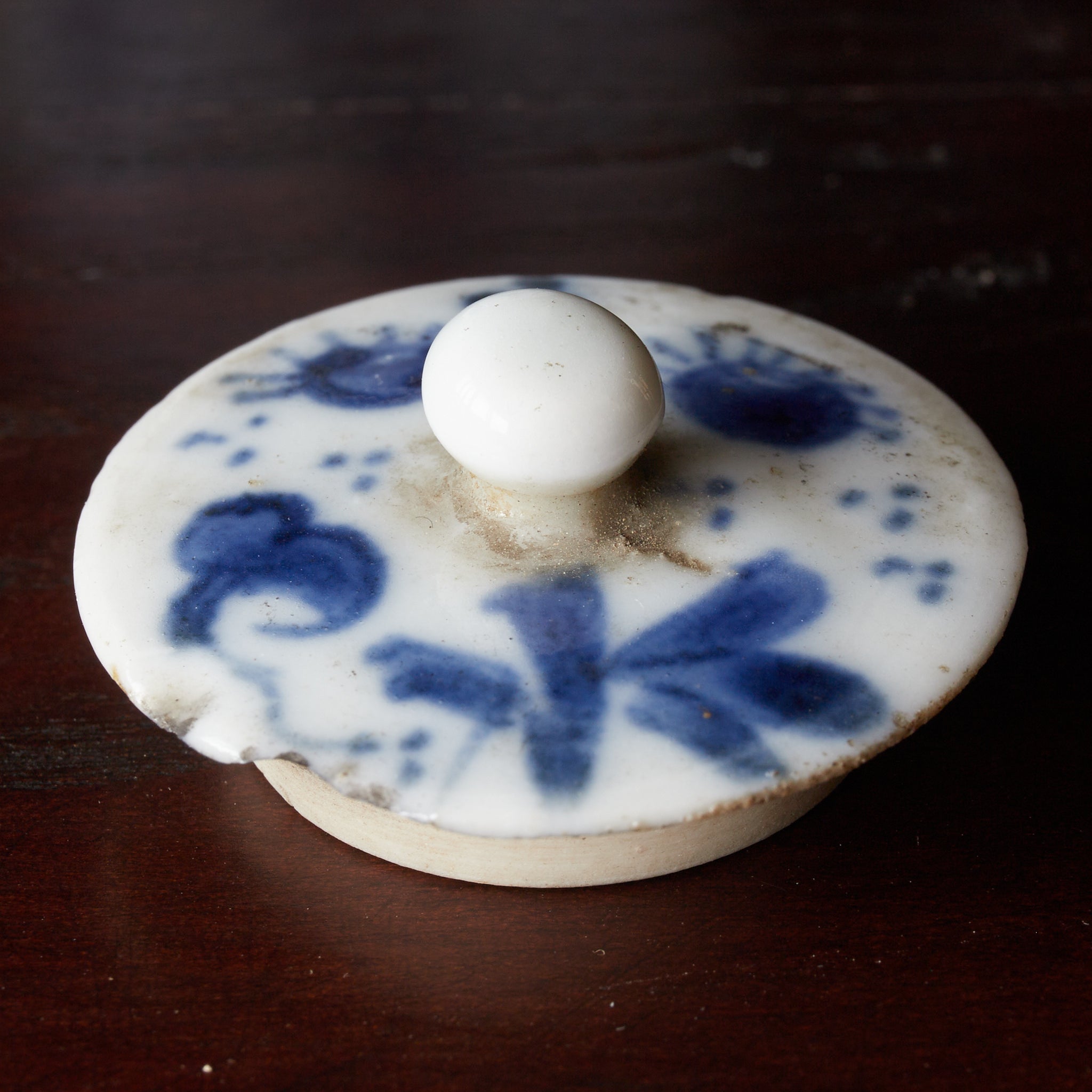 BROCCA A FORMA ESAGONALE PICCOLA, Antica Nanchino, con blu sotto vernice motivo a farfalla, Con scatola di legno, Dinastia Ming–Qing（1368–1911 d.C.）