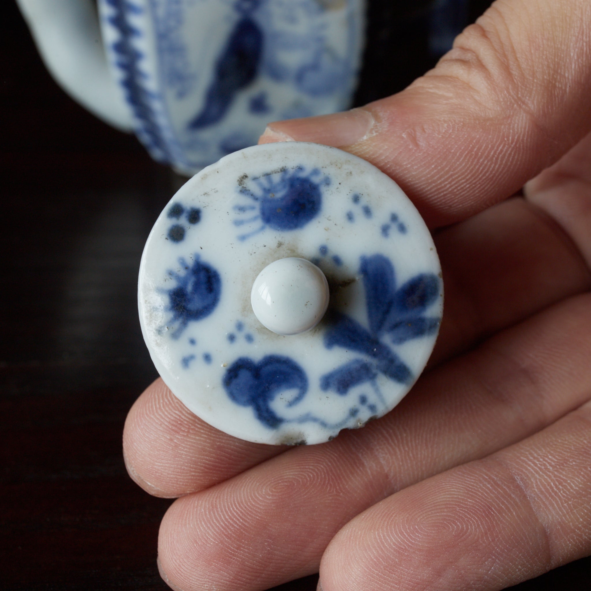 BROCCA A FORMA ESAGONALE PICCOLA, Antica Nanchino, con blu sotto vernice motivo a farfalla, Con scatola di legno, Dinastia Ming–Qing（1368–1911 d.C.）