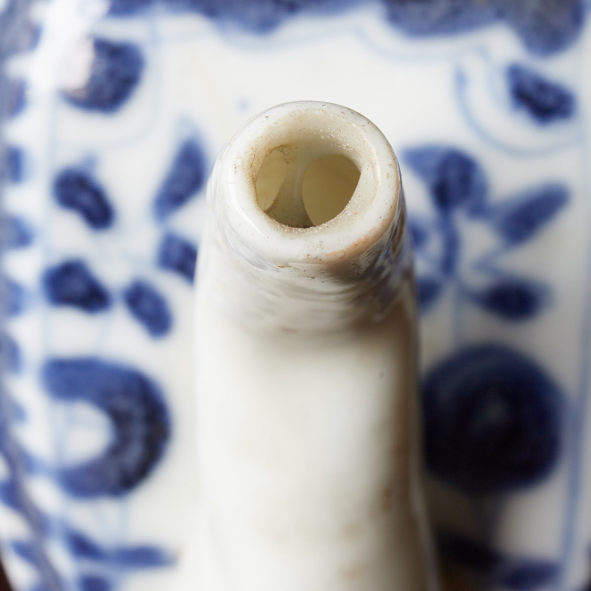 BROCCA A FORMA ESAGONALE PICCOLA, Antica Nanchino, con blu sotto vernice motivo a farfalla, Con scatola di legno, Dinastia Ming–Qing（1368–1911 d.C.）