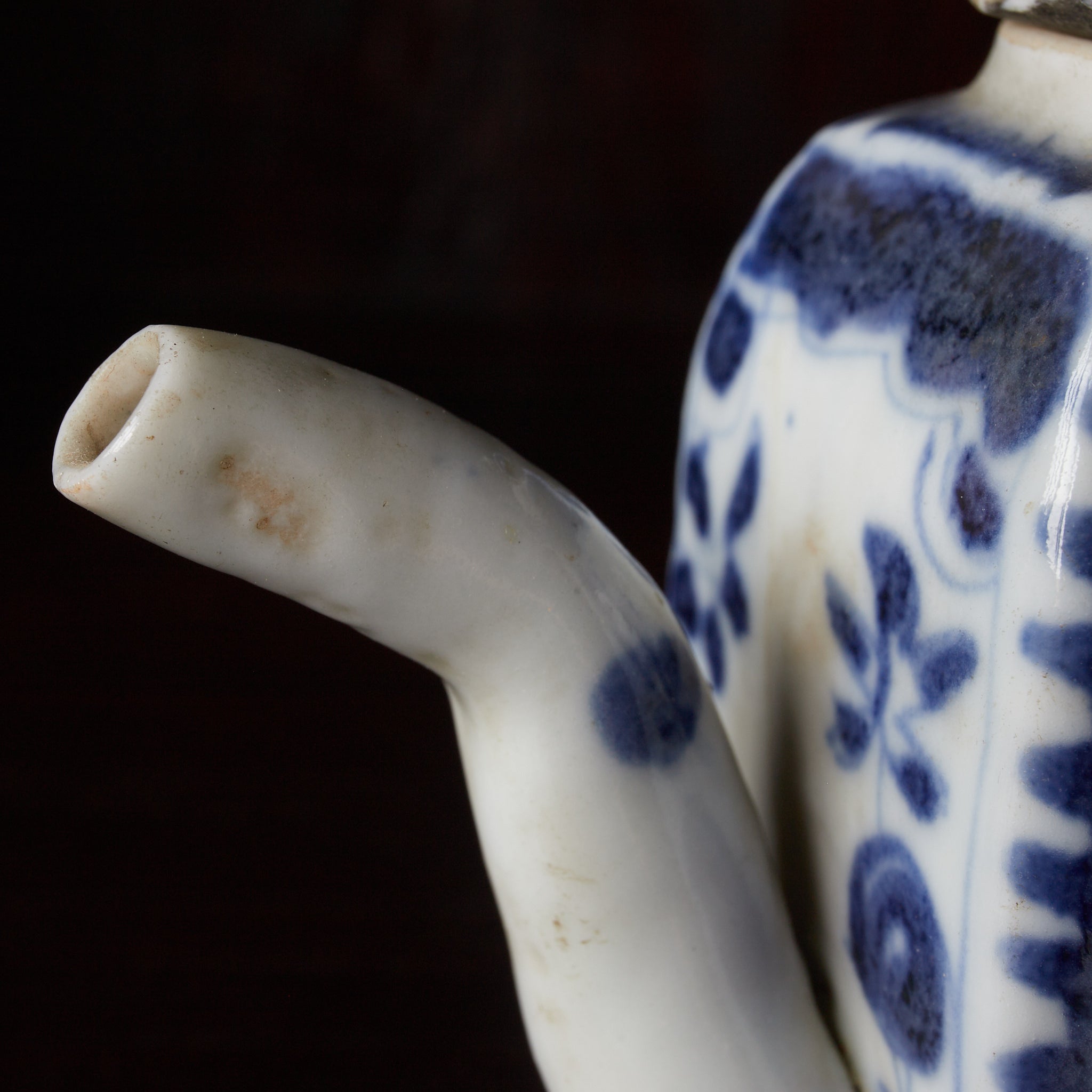 BROCCA A FORMA ESAGONALE PICCOLA, Antica Nanchino, con blu sotto vernice motivo a farfalla, Con scatola di legno, Dinastia Ming–Qing（1368–1911 d.C.）