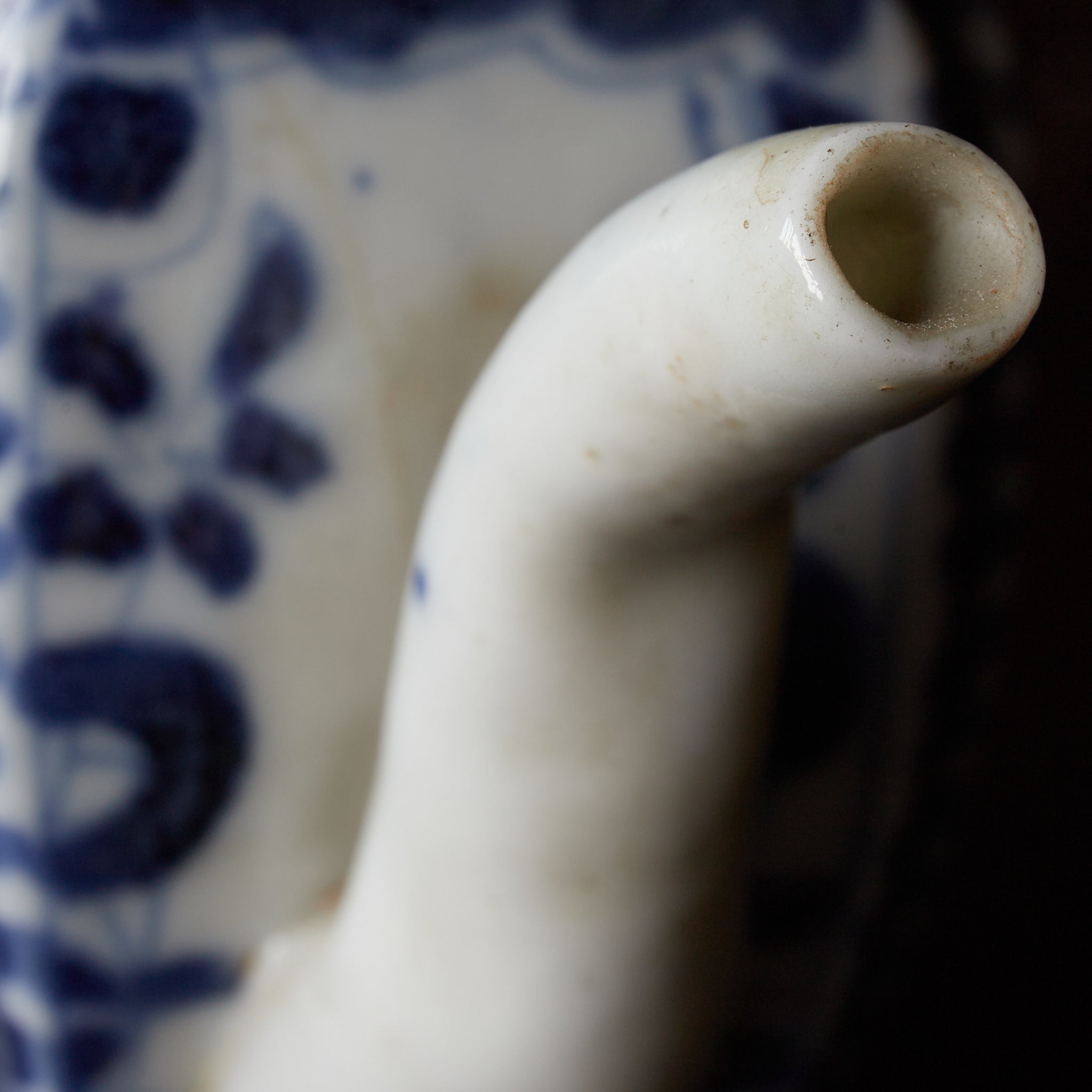 BROCCA A FORMA ESAGONALE PICCOLA, Antica Nanchino, con blu sotto vernice motivo a farfalla, Con scatola di legno, Dinastia Ming–Qing（1368–1911 d.C.）