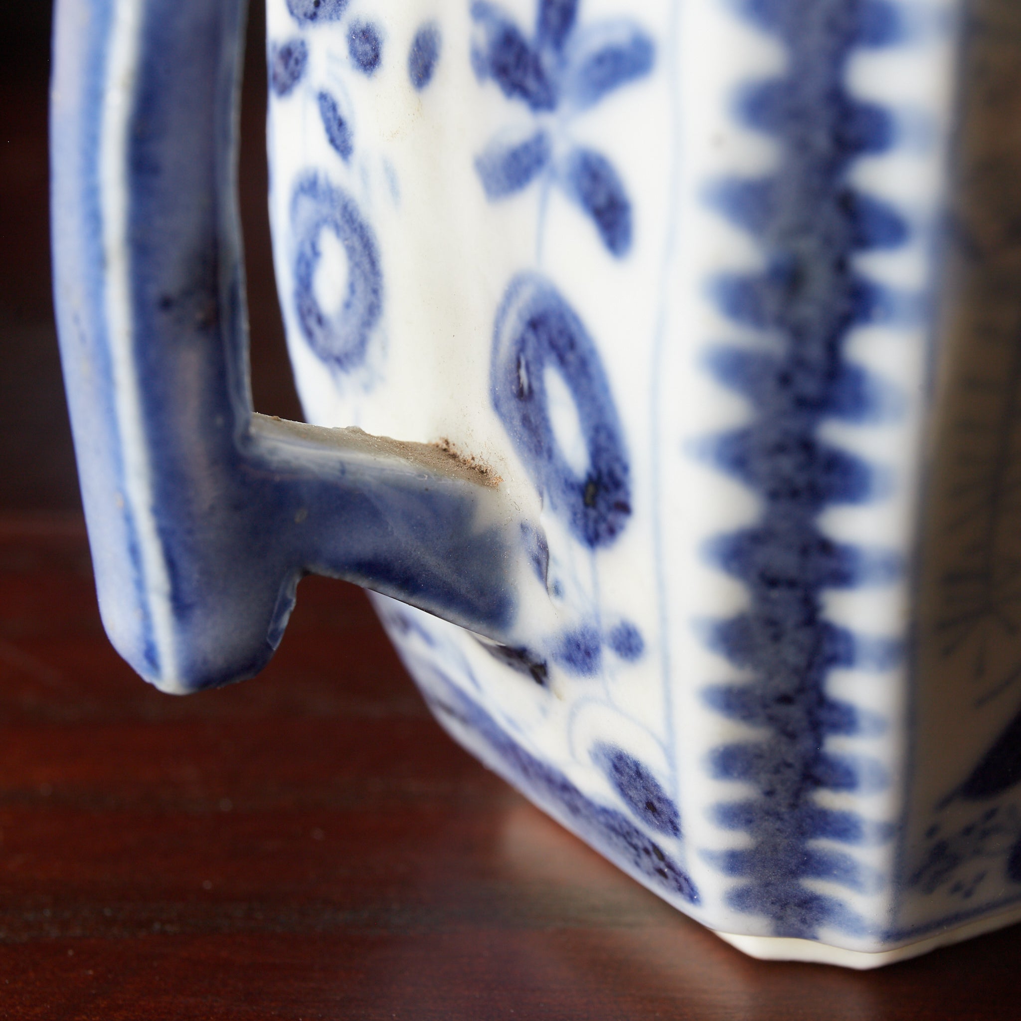 BROCCA A FORMA ESAGONALE PICCOLA, Antica Nanchino, con blu sotto vernice motivo a farfalla, Con scatola di legno, Dinastia Ming–Qing（1368–1911 d.C.）