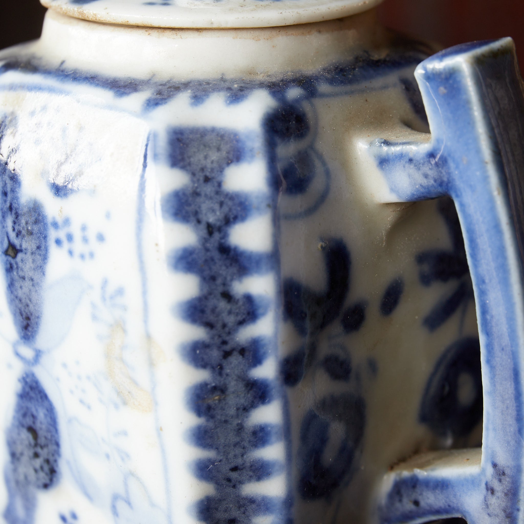 BROCCA A FORMA ESAGONALE PICCOLA, Antica Nanchino, con blu sotto vernice motivo a farfalla, Con scatola di legno, Dinastia Ming–Qing（1368–1911 d.C.）