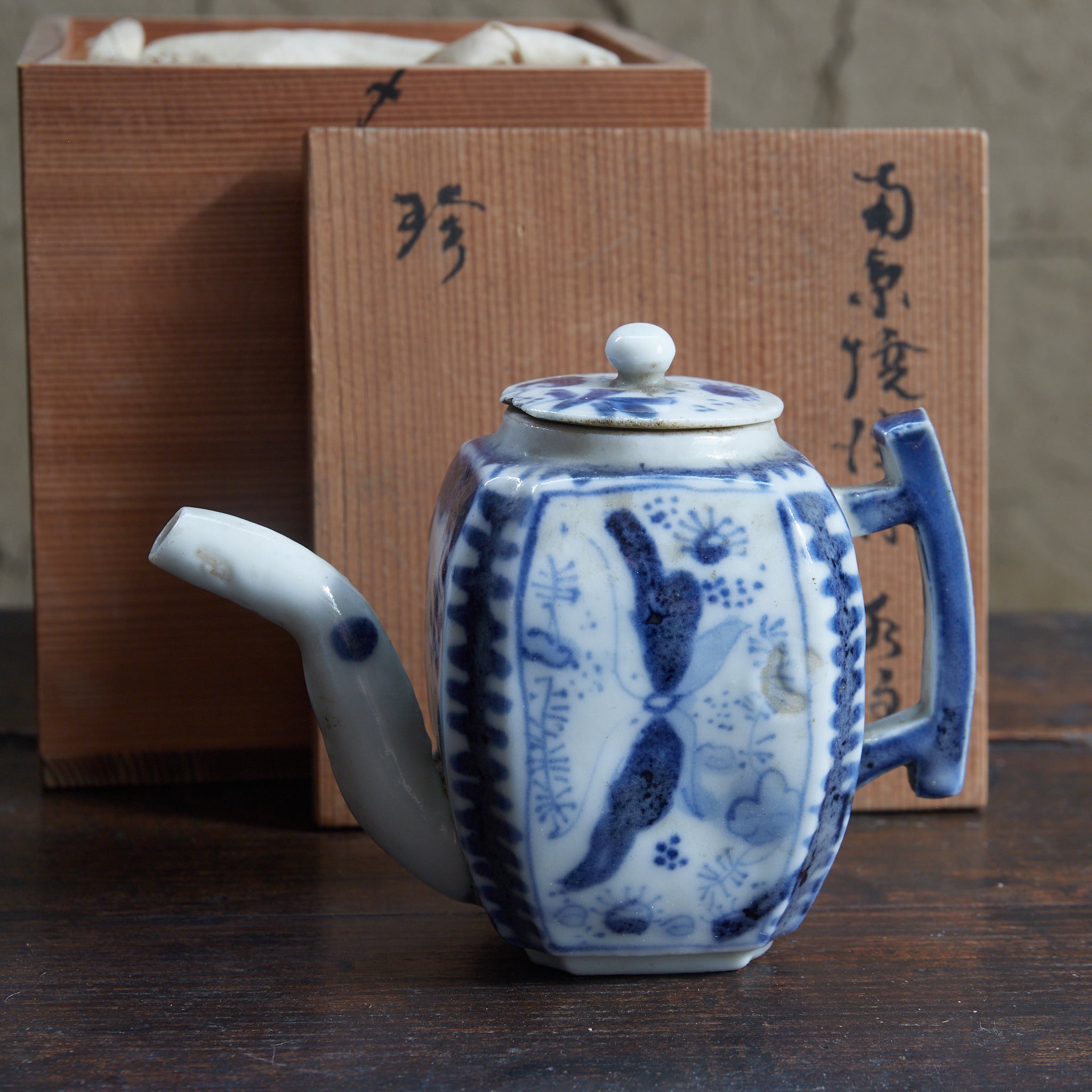 BROCCA A FORMA ESAGONALE PICCOLA, Antica Nanchino, con blu sotto vernice motivo a farfalla, Con scatola di legno, Dinastia Ming–Qing（1368–1911 d.C.）