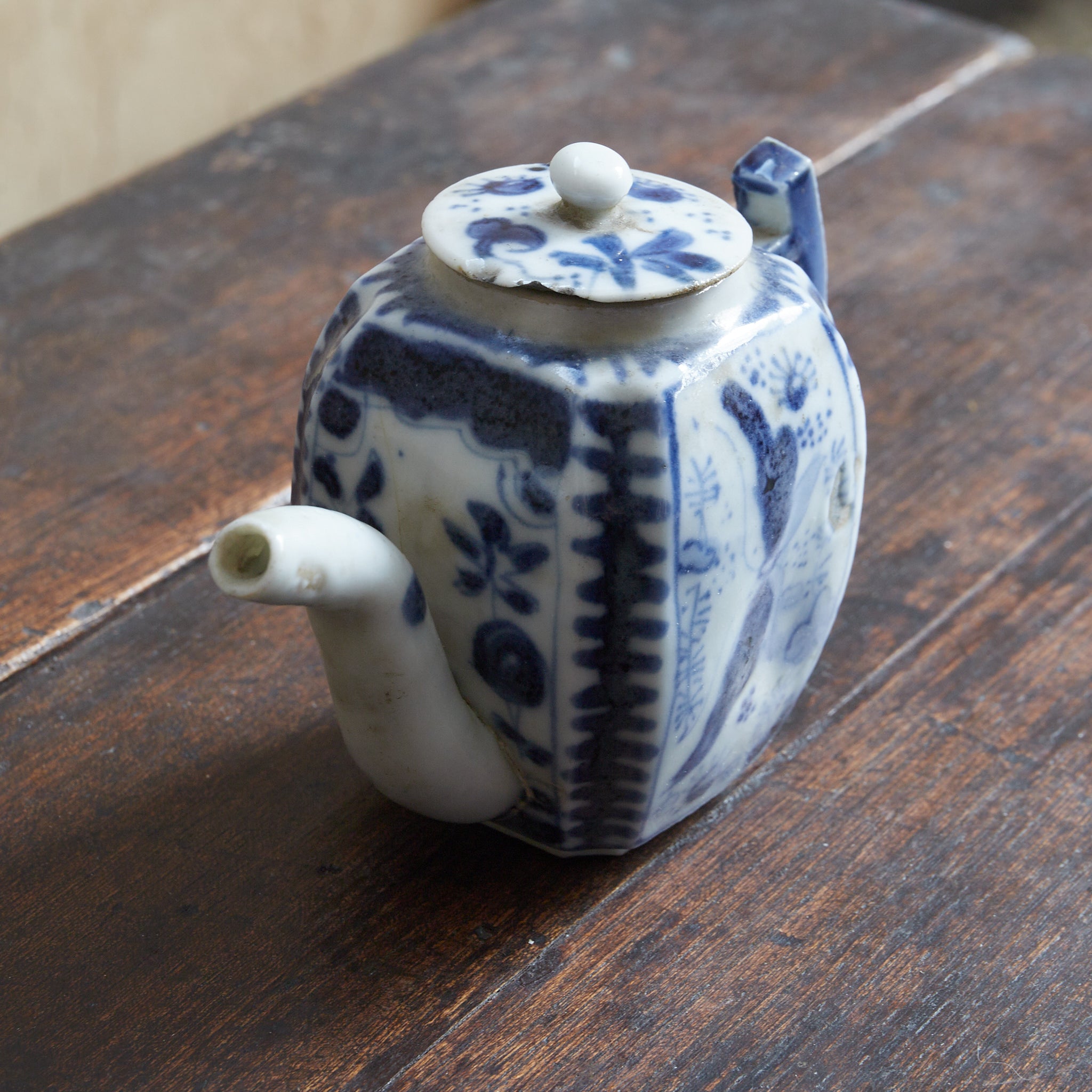 BROCCA A FORMA ESAGONALE PICCOLA, Antica Nanchino, con blu sotto vernice motivo a farfalla, Con scatola di legno, Dinastia Ming–Qing（1368–1911 d.C.）