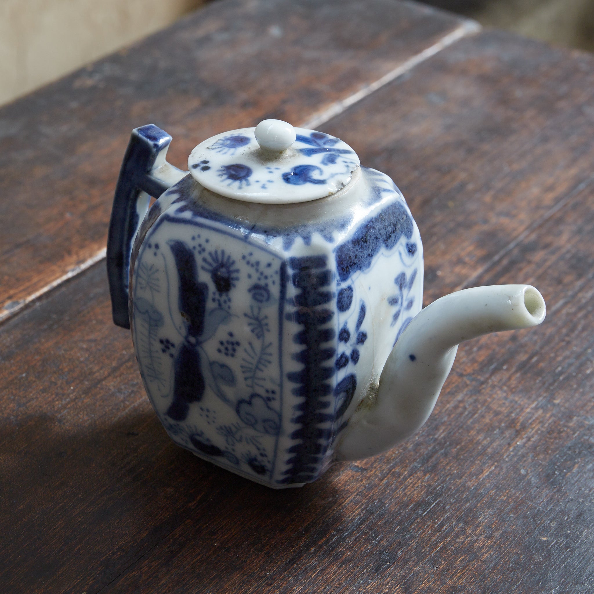 BROCCA A FORMA ESAGONALE PICCOLA, Antica Nanchino, con blu sotto vernice motivo a farfalla, Con scatola di legno, Dinastia Ming–Qing（1368–1911 d.C.）