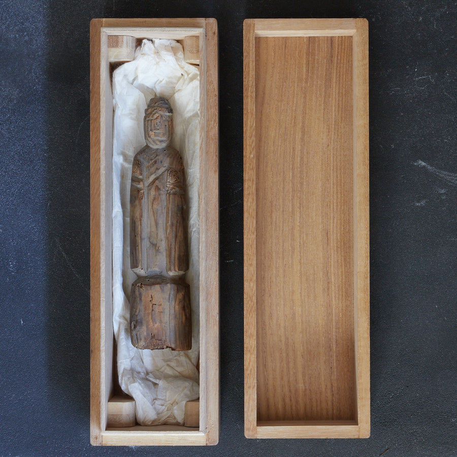 KṢITIGARBHA BODHISATTVA / STANDFIGUR, Aus einem Block geschnitzter, mit Holzkiste, Edo-Zeit (1603–1867 n. Chr.)