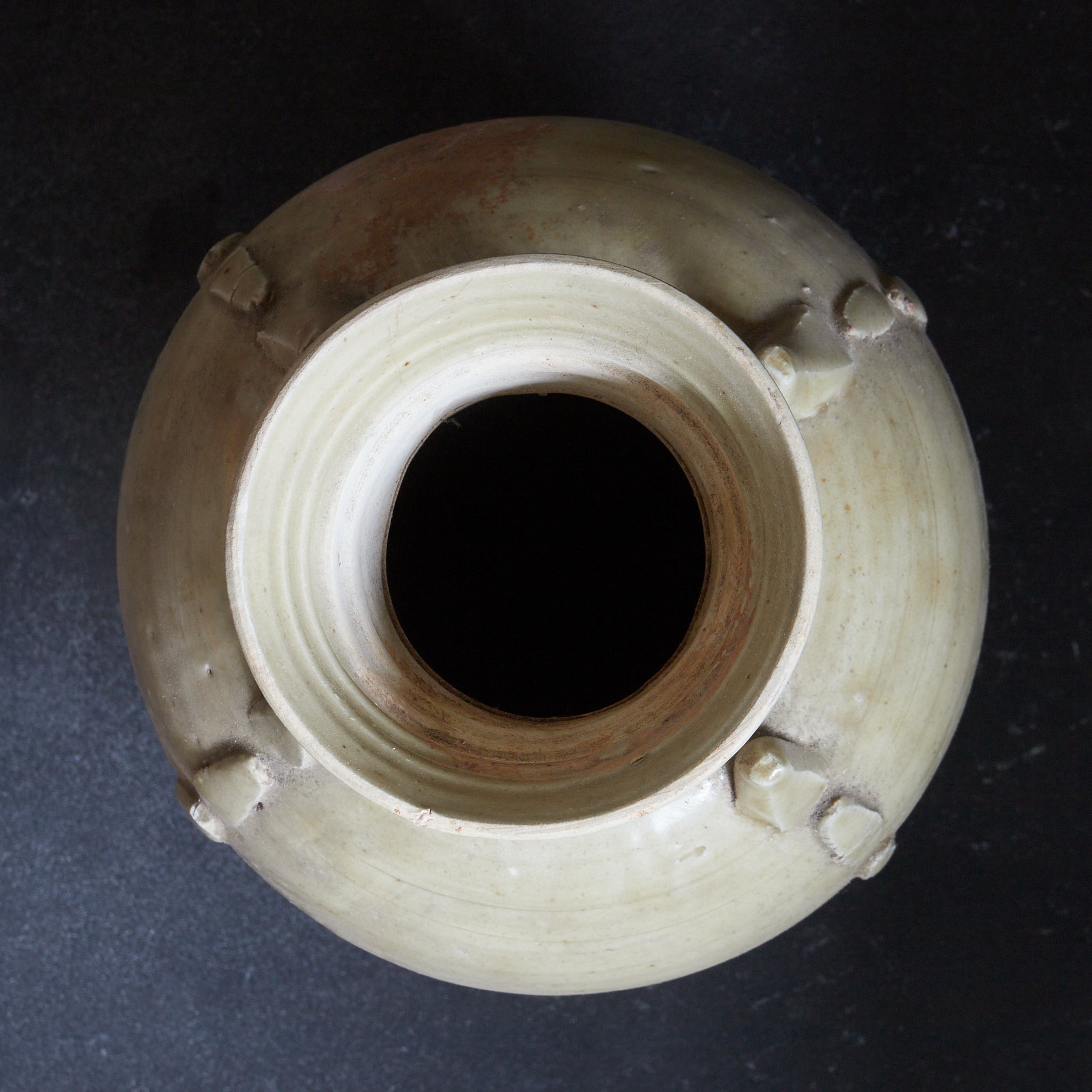 BOUTEILLE, four Cizhou, céladon avec décor appliqué, Dynastie Song（960–1279 apr. J.-C.）