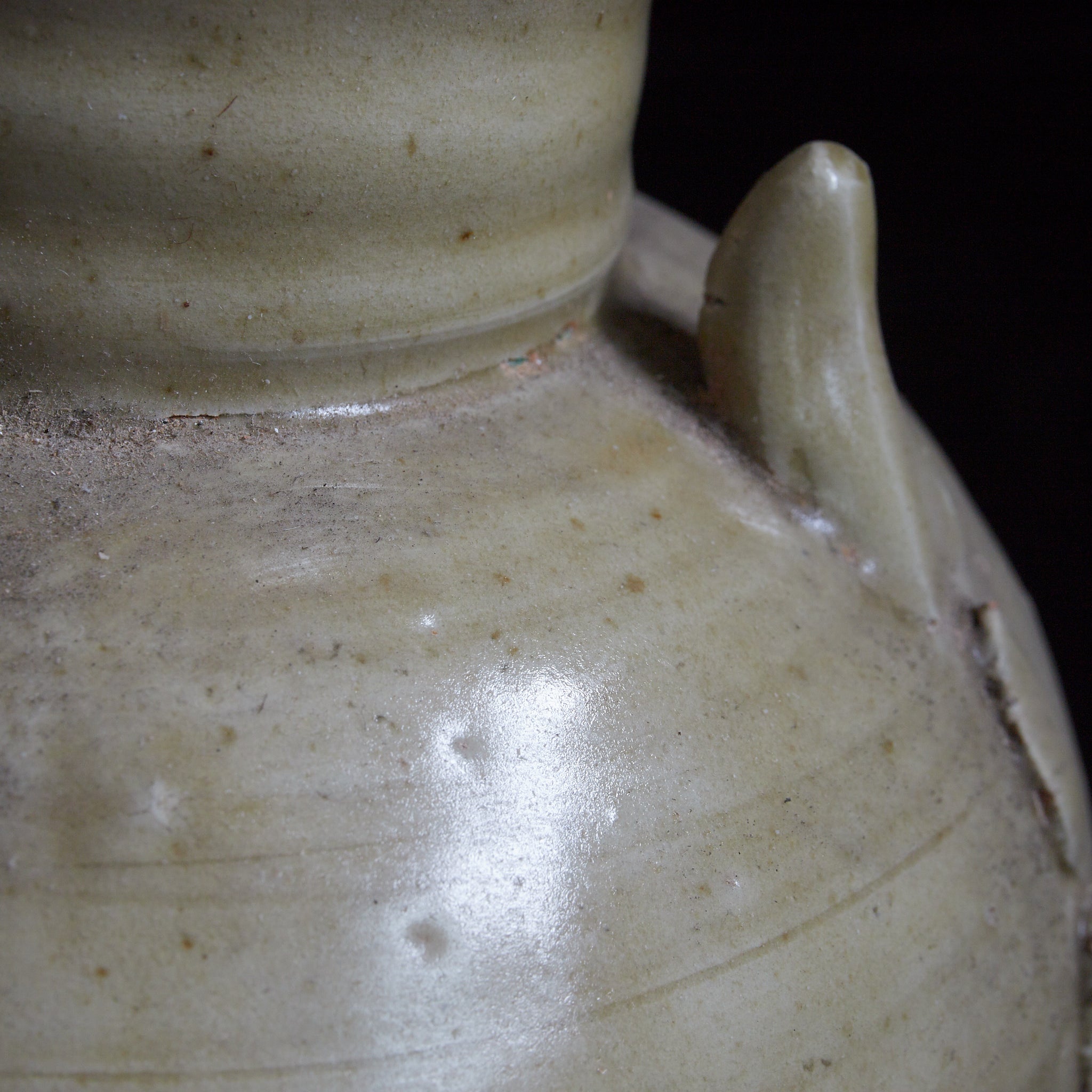 BOUTEILLE, four Cizhou, céladon avec décor appliqué, Dynastie Song（960–1279 apr. J.-C.）