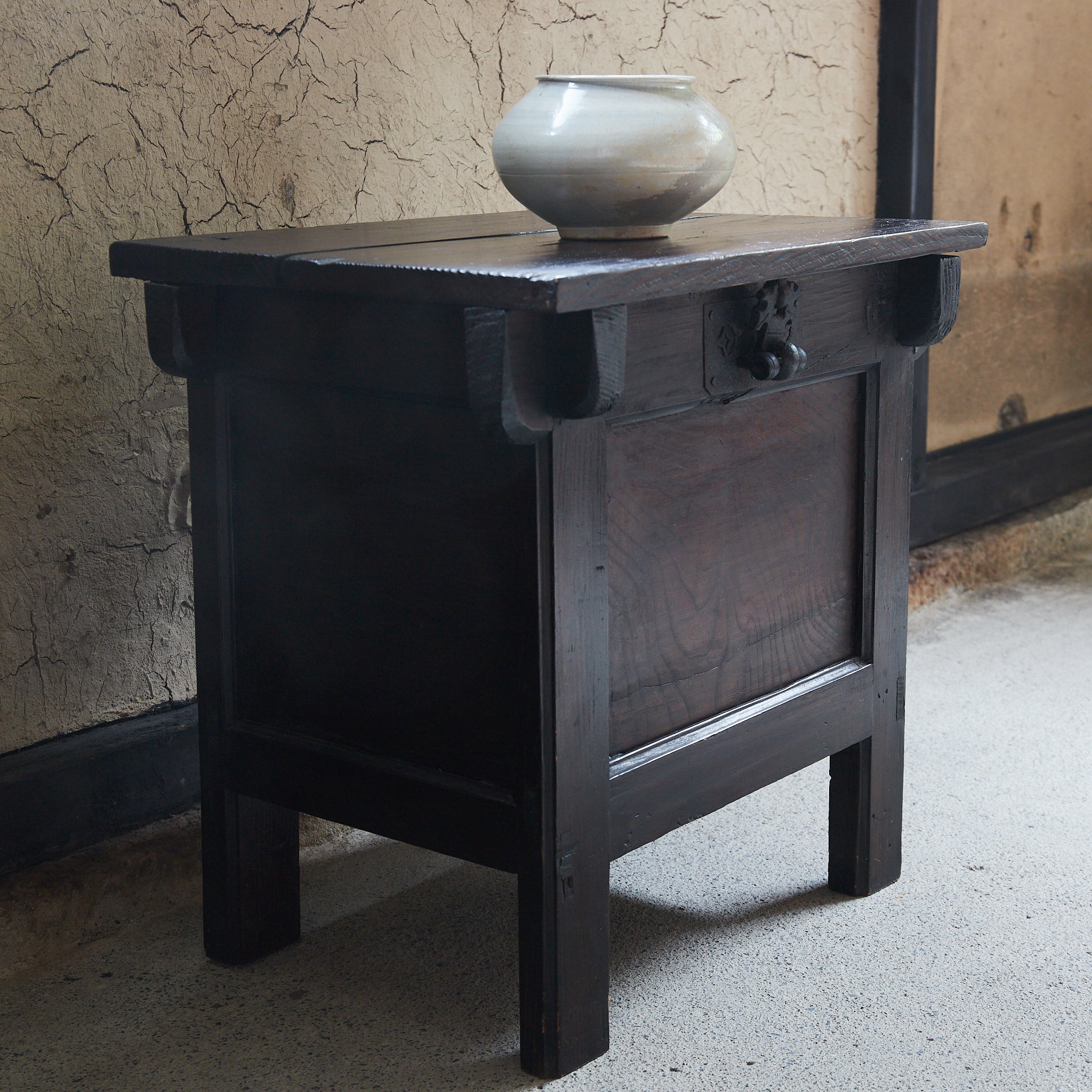 李朝 古木 腰掛け b 李氏朝鮮時代/1392-1897CE 李朝 函（トゥイジュ）（1392–1897CE） | 入蘆花（ロカニイル）
