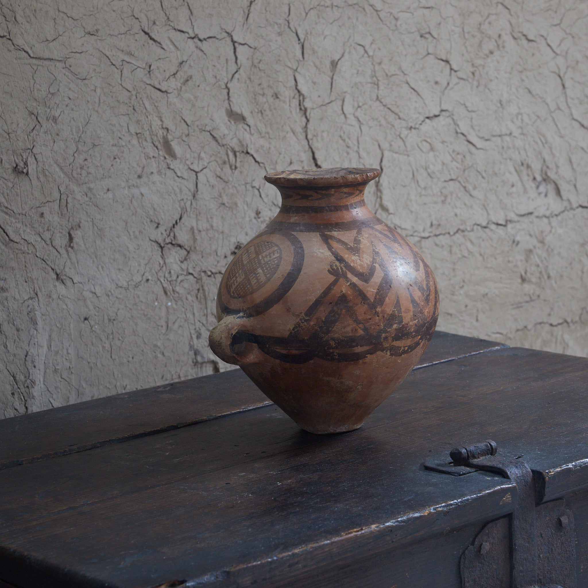 TINAJA DE DOS ASAS, Cerámica pintada, con diseño geométrico, Con caja de madera, Cultura Majiayao（3300–2050 a. C.）