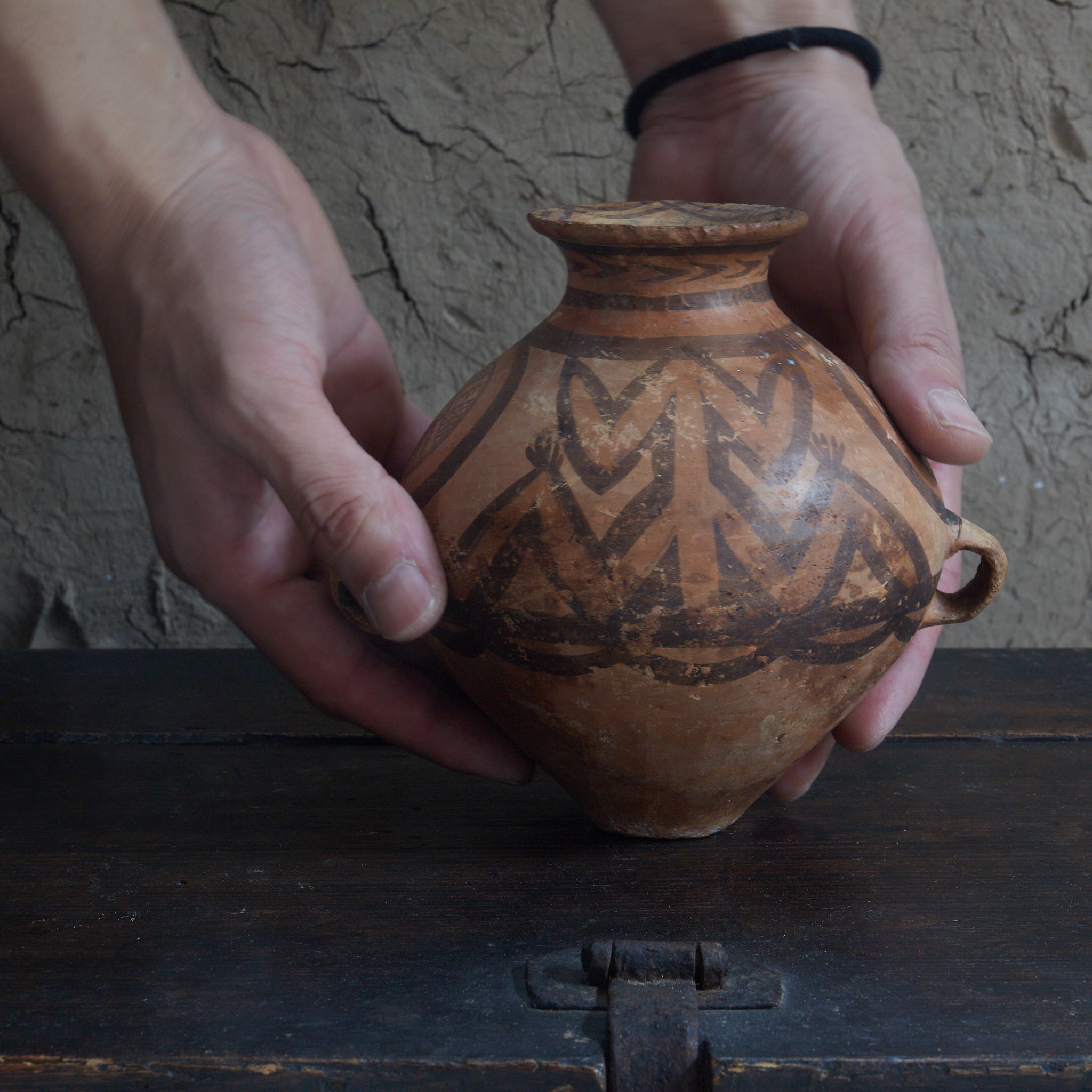 TINAJA DE DOS ASAS, Cerámica pintada, con diseño geométrico, Con caja de madera, Cultura Majiayao（3300–2050 a. C.）