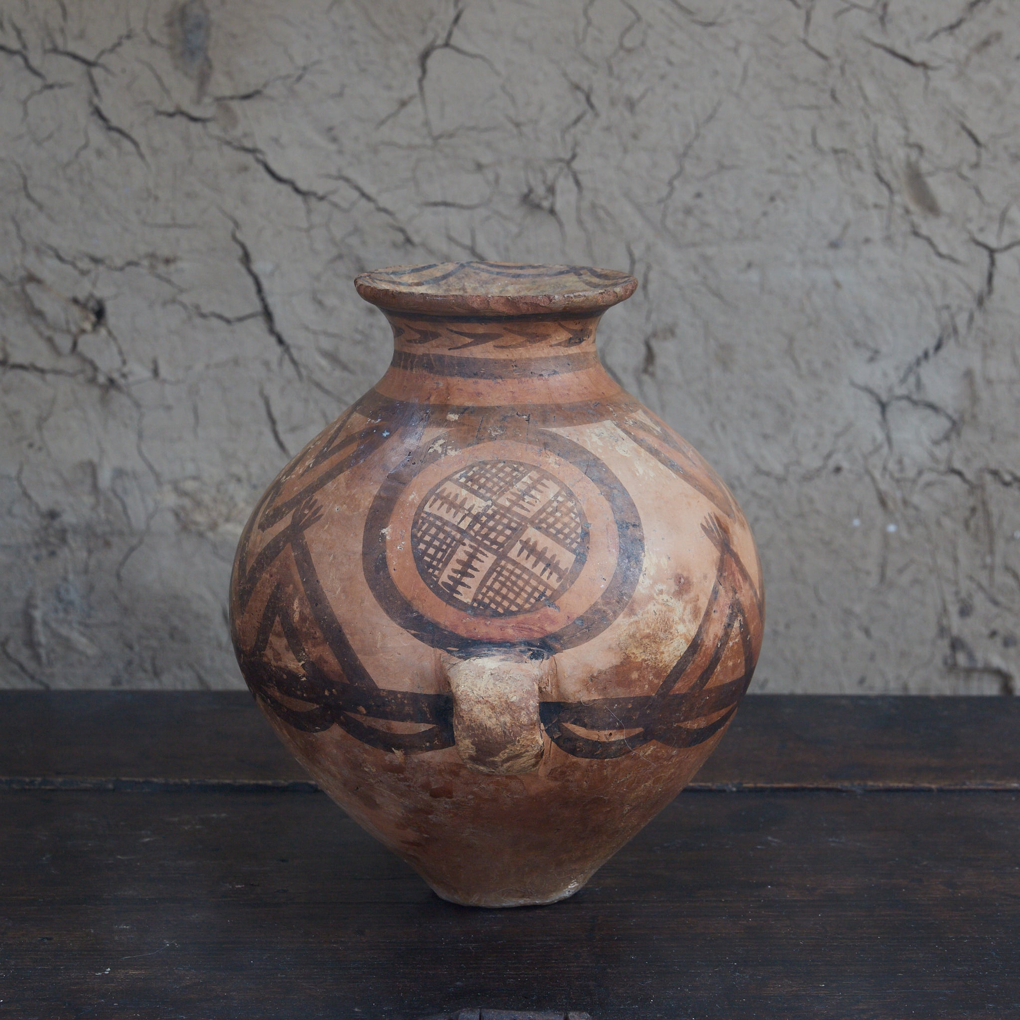 TINAJA DE DOS ASAS, Cerámica pintada, con diseño geométrico, Con caja de madera, Cultura Majiayao（3300–2050 a. C.）