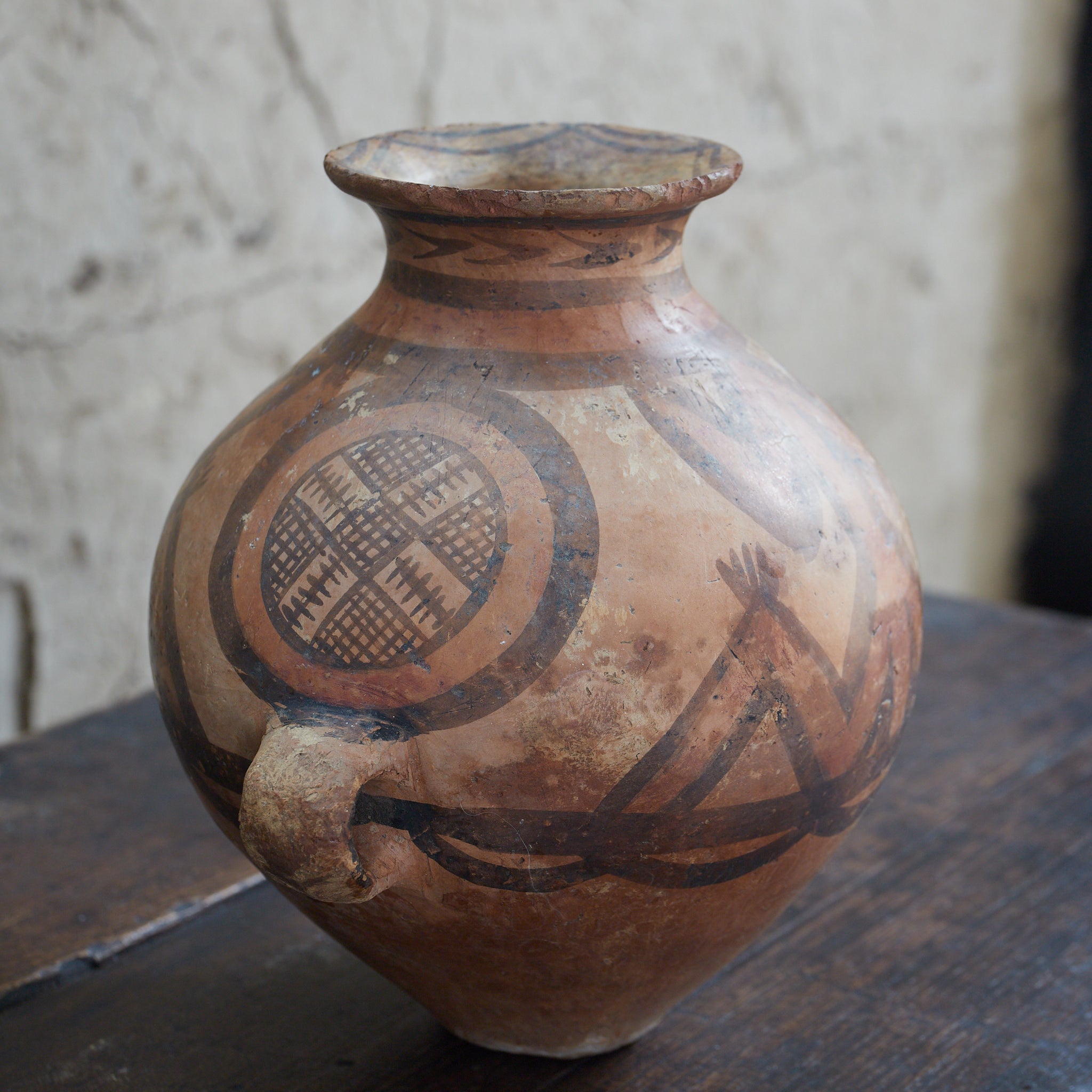 TINAJA DE DOS ASAS, Cerámica pintada, con diseño geométrico, Con caja de madera, Cultura Majiayao（3300–2050 a. C.）