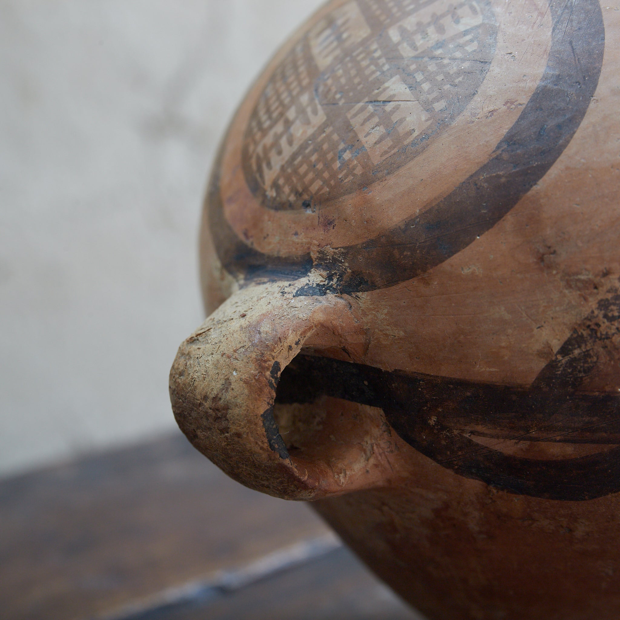 TINAJA DE DOS ASAS, Cerámica pintada, con diseño geométrico, Con caja de madera, Cultura Majiayao（3300–2050 a. C.）