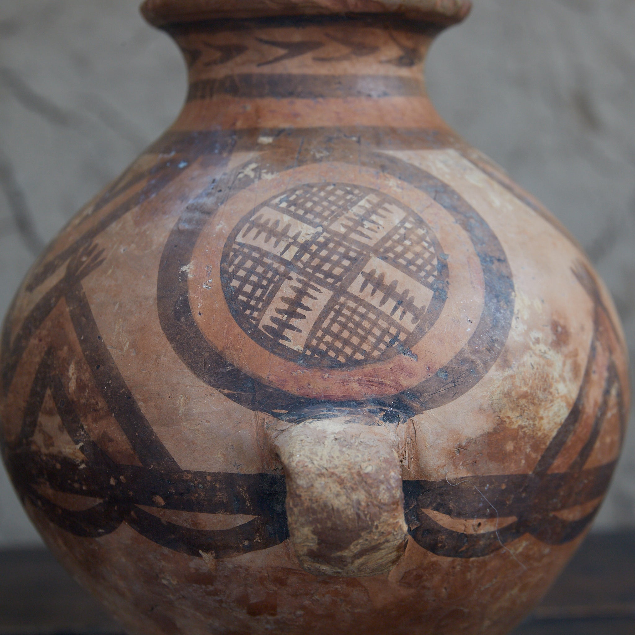 TINAJA DE DOS ASAS, Cerámica pintada, con diseño geométrico, Con caja de madera, Cultura Majiayao（3300–2050 a. C.）