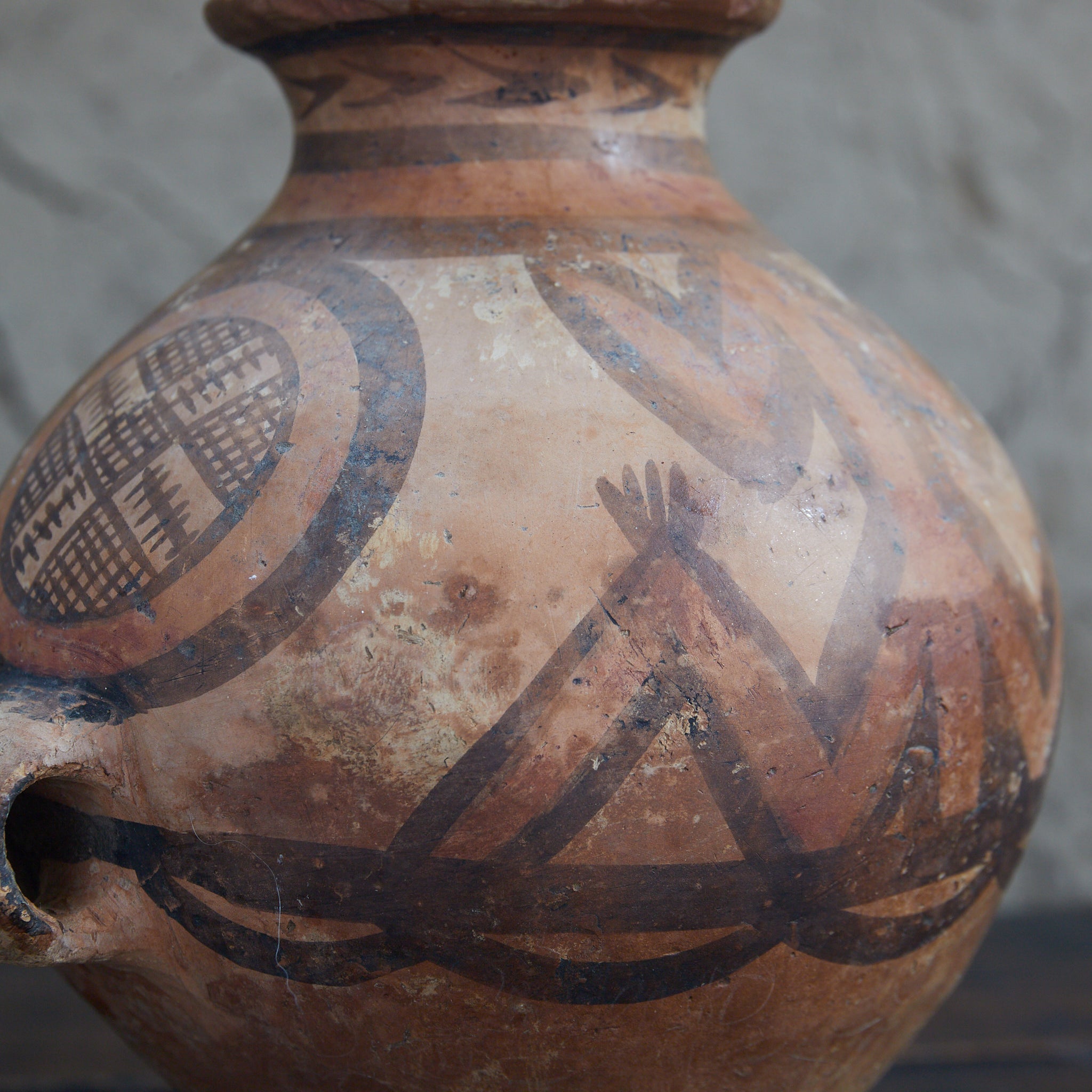 TINAJA DE DOS ASAS, Cerámica pintada, con diseño geométrico, Con caja de madera, Cultura Majiayao（3300–2050 a. C.）