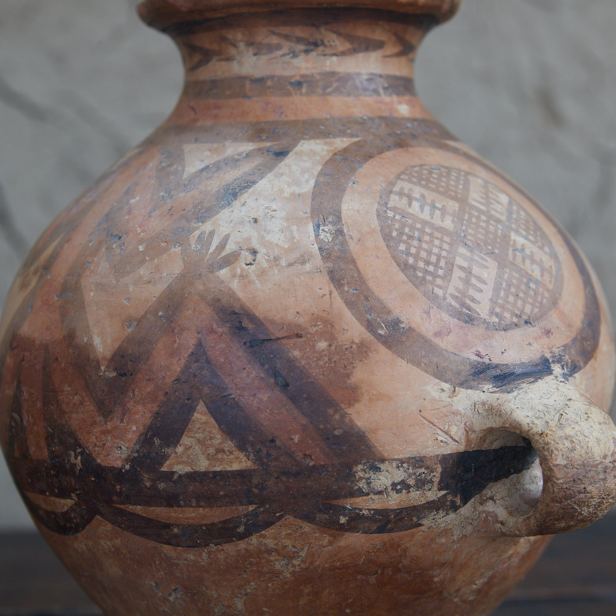 TINAJA DE DOS ASAS, Cerámica pintada, con diseño geométrico, Con caja de madera, Cultura Majiayao（3300–2050 a. C.）