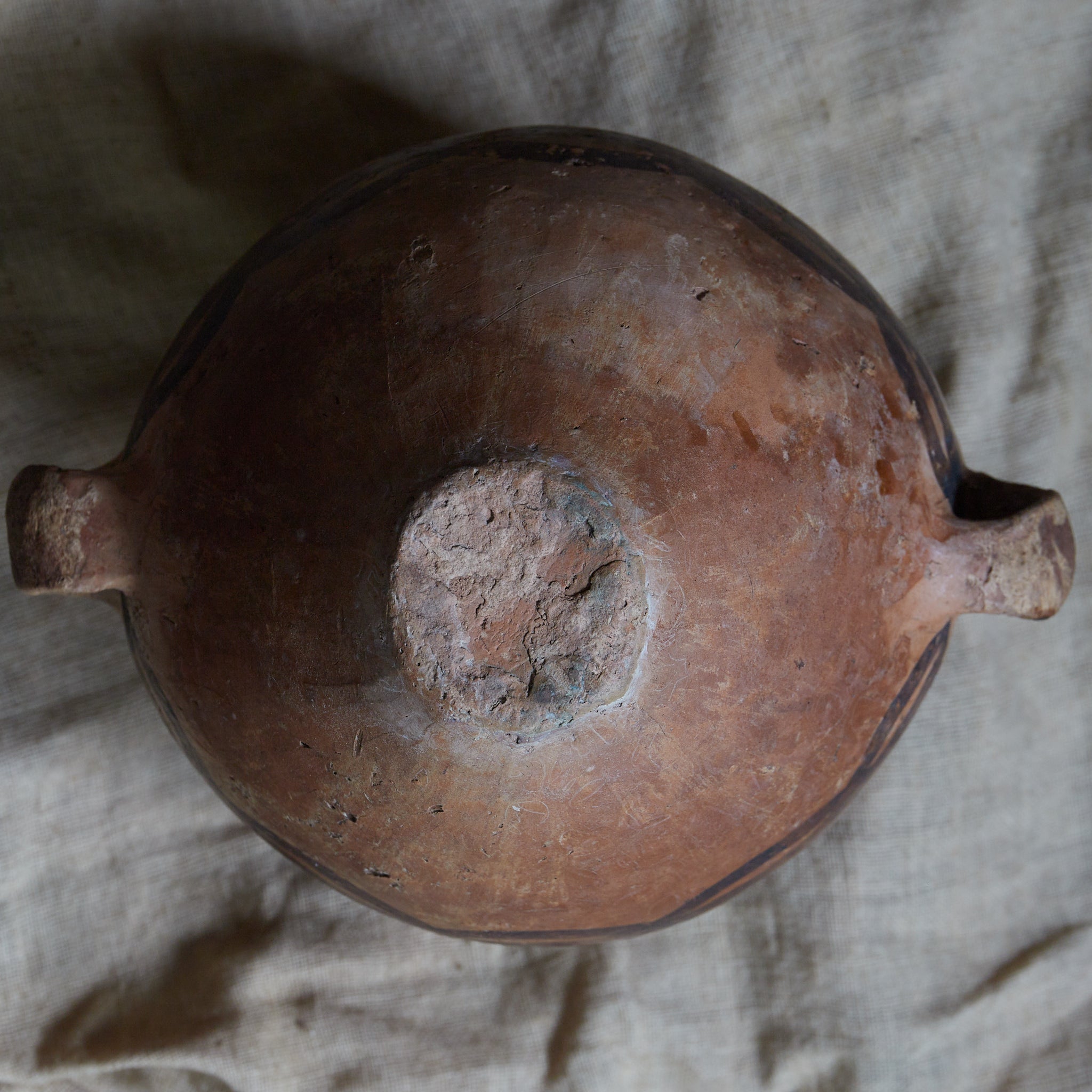 TINAJA DE DOS ASAS, Cerámica pintada, con diseño geométrico, Con caja de madera, Cultura Majiayao（3300–2050 a. C.）
