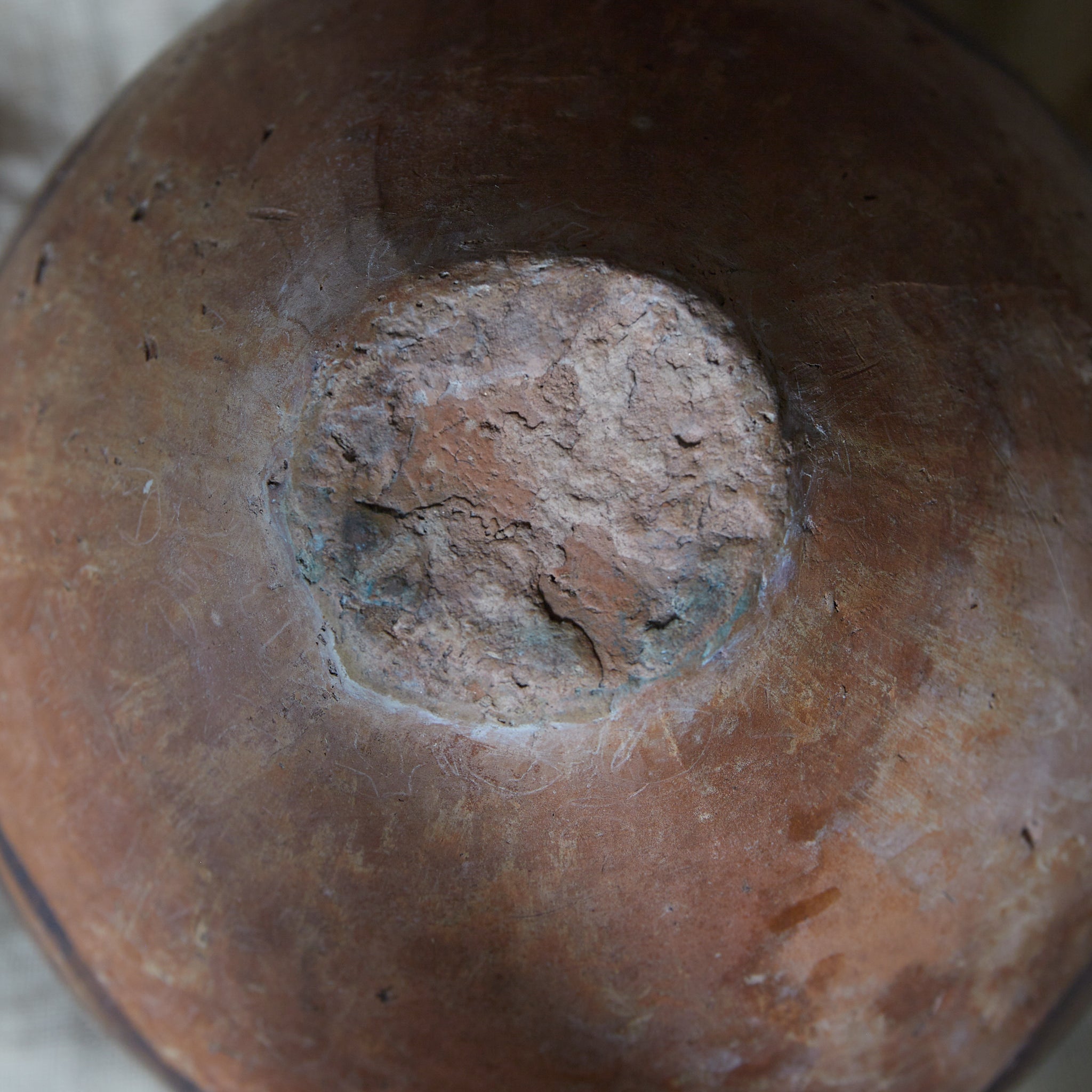 TINAJA DE DOS ASAS, Cerámica pintada, con diseño geométrico, Con caja de madera, Cultura Majiayao（3300–2050 a. C.）